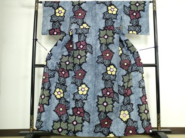 ■■■　サイズ　■■■ 身丈 159cm（肩から） 裄丈 65cm 袖丈 42cm　縫込み 2.5cm 袖幅 33cm 前幅 23cm 後幅 29cm 着物縫いこみ 内揚げ 0cm 裄 お袖側 約1cm　身頃側 約2.5cm ■■■　商品詳細　■■■ 【綿】 状態は特に目立ったシミ汚れなどもなく大変良い状態です。 人気の高い“有松鳴海絞り”の浴衣でございます。 “鳴海絞り”ならではの表情を生み出す立体感と 淡いぼかしで息を吹き込まれ、 今にも動き出しそうな迫力を放っております。 夏祭りや花火大会、これから増えるイベントに連れ立って、 より夏をお楽しみ下さいませ。 大変上質な逸品になります。 お安く出品致しますので、是非この機会にいかがでしょうか？ ■■■　注意事項　■■■ ■モニター発色の具合により色合いが異なる場合がございます。 ■寸法は多少の誤差が生じる場合がございますのでご了承ください。 ■縫込みの長さが左右非対称の場合は短い部分を記載しております。 左右非対称であってもご返品・お値引き等の保証は出来かねますので、ご了承の上ご購入をお願い致します。 ■シミ等のチェックには注意を払っておりますが、見落としがある場合もございますし、個人の見解も様々ですので神経質な方のご購入はお控えください。 ■箪笥に入っておりました着物や帯なので畳みシワや匂いがあるものもございます。 ■お休みは基本的に土日祝となりますが、その他臨時でお休みする場合がございますのでご了承ください。 ■商品の発送は平日のみの発送となります。 ■夜間と土曜、日曜日はお問い合わせの回答が遅れる場合がございます。 ■当店では、お直し、紋入れ、お手入れ等は承っておりません。 ■生地の状態（ヤケ、経年劣化等）によってはサイズ直しが出来ない場合がございます。 その点もどうかご了承のうえ、ご購入をお願いいたします。 ■弊社で取り扱う商品は一点ものにつき、時期や在庫状況に応じて金額が変更となる場合がございます。 ■検針は行っておりません。予めご了承いただきますようお願いいたします。 ■【洗える着物】と記載のある商品におきましては、商品お届け後に洗濯を行ってしまってからのご返品にはご対応しかねます。 念の為、専門店でのお手入れをお願いいたします。 ■写真に写っている物が全てになります。それ以外の付属品はございませんのでご了承ください。 ■状態に関する写真につきましては、掲載可能な写真枚数に限りがあるため、各箇所につき1枚参考画像を掲載しております。 ■着物のサイズ目安は下記を参考ください↓ ＜女性着物＞　お端折り次第で＋5cm　−1cmが着用可能サイズ 　例）身丈170cmの場合、身長160cm〜175cm ＜男性着物＞　身丈＋約25cm〜27cm程が適応身長 　例）身丈155cmの場合、身長180〜182cm