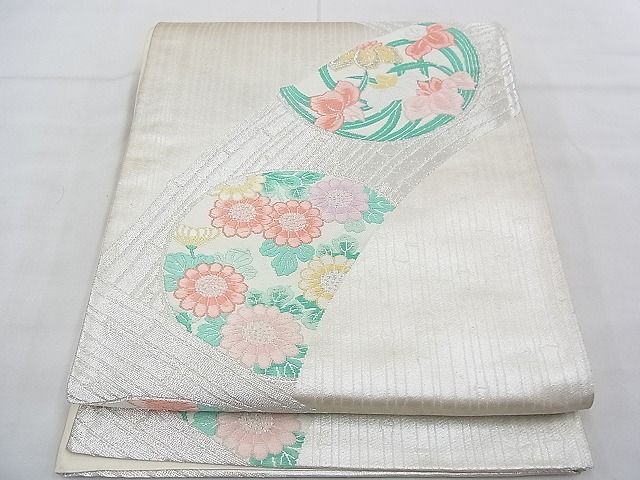 ■■■　サイズ　■■■ 長さ 426cm 幅 31cm程 ■■■　商品詳細　■■■ 【正絹・芯なし】 詳細に関しましては、画像をご確認ください。 大変上質な逸品になります。 お安く出品致しますので、是非この機会にいかがでしょうか？ ■■■　注意事項　■■■ ■モニター発色の具合により色合いが異なる場合がございます。 ■寸法は多少の誤差が生じる場合がございますのでご了承ください。 ■縫込みの長さが左右非対称の場合は短い部分を記載しております。 左右非対称であってもご返品・お値引き等の保証は出来かねますので、ご了承の上ご購入をお願い致します。 ■シミ等のチェックには注意を払っておりますが、見落としがある場合もございますし、個人の見解も様々ですので神経質な方のご購入はお控えください。 ■箪笥に入っておりました着物や帯なので畳みシワや匂いがあるものもございます。 ■お休みは基本的に土日祝となりますが、その他臨時でお休みする場合がございますのでご了承ください。 ■商品の発送は平日のみの発送となります。 ■夜間と土曜、日曜日はお問い合わせの回答が遅れる場合がございます。 ■当店では、お直し、紋入れ、お手入れ等は承っておりません。 ■生地の状態（ヤケ、経年劣化等）によってはサイズ直しが出来ない場合がございます。 その点もどうかご了承のうえ、ご購入をお願いいたします。 ■弊社で取り扱う商品は一点ものにつき、時期や在庫状況に応じて金額が変更となる場合がございます。 ■検針は行っておりません。予めご了承いただきますようお願いいたします。 ■【洗える着物】と記載のある商品におきましては、商品お届け後に洗濯を行ってしまってからのご返品にはご対応しかねます。 念の為、専門店でのお手入れをお願いいたします。 ■着物のサイズ目安は下記を参考ください↓ ＜女性着物＞　お端折り次第で＋5cm　−1cmが着用可能サイズ 　例）身丈170cmの場合、身長160cm〜175cm ＜男性着物＞　身丈＋約25cm〜27cm程が適応身長 　例）身丈155cmの場合、身長180〜182cm