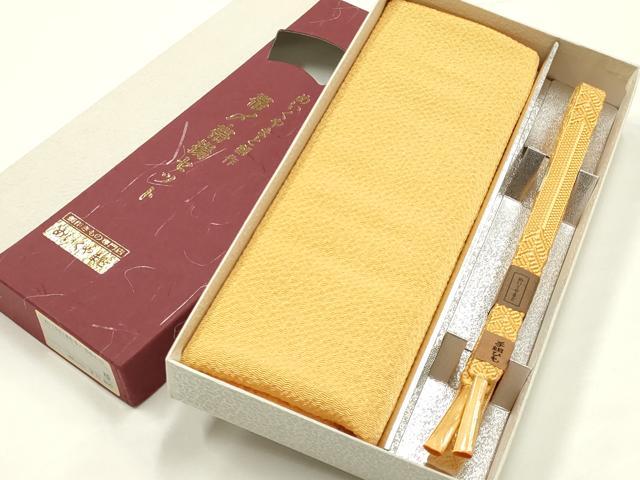 ■■■　商品詳細　■■■ 【未使用】 状態は特に目立ったシミ汚れなどもなく大変良い状態です。 大変上質な逸品になります。 お安く出品致しますので、是非この機会にいかがでしょうか？ ■■■　注意事項　■■■ ■モニター発色の具合により色合いが異なる場合がございます。 ■寸法は多少の誤差が生じる場合がございますのでご了承ください。 ■縫込みの長さが左右非対称の場合は短い部分を記載しております。 左右非対称であってもご返品・お値引き等の保証は出来かねますので、ご了承の上ご購入をお願い致します。 ■シミ等のチェックには注意を払っておりますが、見落としがある場合もございますし、個人の見解も様々ですので神経質な方のご購入はお控えください。 ■箪笥に入っておりました着物や帯なので畳みシワや匂いがあるものもございます。 ■お休みは基本的に土日祝となりますが、その他臨時でお休みする場合がございますのでご了承ください。 ■商品の発送は平日のみの発送となります。 ■夜間と土曜、日曜日はお問い合わせの回答が遅れる場合がございます。 ■当店では、お直し、紋入れ、お手入れ等は承っておりません。 ■生地の状態（ヤケ、経年劣化等）によってはサイズ直しが出来ない場合がございます。 その点もどうかご了承のうえ、ご購入をお願いいたします。 ■弊社で取り扱う商品は一点ものにつき、時期や在庫状況に応じて金額が変更となる場合がございます。 ■検針は行っておりません。予めご了承いただきますようお願いいたします。 ■【洗える着物】と記載のある商品におきましては、商品お届け後に洗濯を行ってしまってからのご返品にはご対応しかねます。 念の為、専門店でのお手入れをお願いいたします。 ■写真に写っている物が全てになります。それ以外の付属品はございませんのでご了承ください。 ■状態に関する写真につきましては、掲載可能な写真枚数に限りがあるため、各箇所につき1枚参考画像を掲載しております。 ■着物のサイズ目安は下記を参考ください↓ ＜女性着物＞　お端折り次第で＋5cm　－1cmが着用可能サイズ 　例）身丈170cmの場合、身長160cm～175cm ＜男性着物＞　身丈＋約25cm～27cm程が適応身長 　例）身丈155cmの場合、身長180～182cm