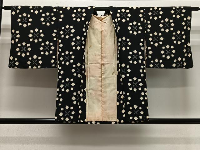 ■■■　サイズ　■■■ 身丈 78cm（肩から） 裄丈 61.5cm 袖丈 44cm　縫込み 4cm 袖幅 31.5cm 前幅 17cm 後幅 29cm 裄 お袖側 約0cm　身頃側 約3.5cm ■■■　商品詳細　■■■ 【正絹】 状態は接写画像のように表地所々・羽裏に汚れがございます。 大変上質な逸品になりますのでぜひお手入れをされてお召しになられてはいかがでしょうか。お安く出品致しますので、是非この機会にいかがでしょうか？ ■■■　注意事項　■■■ ■モニター発色の具合により色合いが異なる場合がございます。 ■寸法は多少の誤差が生じる場合がございますのでご了承ください。 ■縫込みの長さが左右非対称の場合は短い部分を記載しております。 左右非対称であってもご返品・お値引き等の保証は出来かねますので、ご了承の上ご購入をお願い致します。 ■シミ等のチェックには注意を払っておりますが、見落としがある場合もございますし、個人の見解も様々ですので神経質な方のご購入はお控えください。 ■箪笥に入っておりました着物や帯なので畳みシワや匂いがあるものもございます。 ■お休みは基本的に土日祝となりますが、その他臨時でお休みする場合がございますのでご了承ください。 ■商品の発送は平日のみの発送となります。 ■夜間と土曜、日曜日はお問い合わせの回答が遅れる場合がございます。 ■当店では、お直し、紋入れ、お手入れ等は承っておりません。 ■生地の状態（ヤケ、経年劣化等）によってはサイズ直しが出来ない場合がございます。 その点もどうかご了承のうえ、ご購入をお願いいたします。 ■弊社で取り扱う商品は一点ものにつき、時期や在庫状況に応じて金額が変更となる場合がございます。 ■検針は行っておりません。予めご了承いただきますようお願いいたします。 ■【洗える着物】と記載のある商品におきましては、商品お届け後に洗濯を行ってしまってからのご返品にはご対応しかねます。 念の為、専門店でのお手入れをお願いいたします。 ■着物のサイズ目安は下記を参考ください↓ ＜女性着物＞　お端折り次第で＋5cm　−1cmが着用可能サイズ 　例）身丈170cmの場合、身長160cm〜175cm ＜男性着物＞　身丈＋約25cm〜27cm程が適応身長 　例）身丈155cmの場合、身長180〜182cm