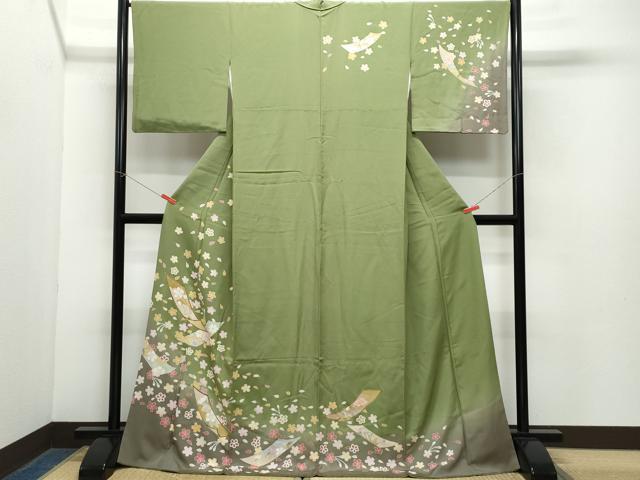 ■■■　サイズ　■■■ 身丈 170cm（肩から） 裄丈 67cm 袖丈 48cm　縫込み 4cm 袖幅 34.5cm 前幅 23.5cm 後幅 30.5cm 着物縫いこみ 内揚げ 2cm 裄 お袖側 約1.5cm　身頃側 約1.5cm ■■■　商品詳細　■■■ 【正絹】 状態は接写画像のように上前にヤケ、下前・右袖前・胴裏に汚れがございますが その他特に目立ったシミ汚れなどもなく大変良い状態です。 大変上質な逸品になります。 お安く出品致しますので、是非この機会にいかがでしょうか？ ■■■　注意事項　■■■ ■モニター発色の具合により色合いが異なる場合がございます。 ■寸法は多少の誤差が生じる場合がございますのでご了承ください。 ■縫込みの長さが左右非対称の場合は短い部分を記載しております。 左右非対称であってもご返品・お値引き等の保証は出来かねますので、ご了承の上ご購入をお願い致します。 ■シミ等のチェックには注意を払っておりますが、見落としがある場合もございますし、個人の見解も様々ですので神経質な方のご購入はお控えください。 ■箪笥に入っておりました着物や帯なので畳みシワや匂いがあるものもございます。 ■お休みは基本的に土日祝となりますが、その他臨時でお休みする場合がございますのでご了承ください。 ■商品の発送は平日のみの発送となります。 ■夜間と土曜、日曜日はお問い合わせの回答が遅れる場合がございます。 ■当店では、お直し、紋入れ、お手入れ等は承っておりません。 ■生地の状態（ヤケ、経年劣化等）によってはサイズ直しが出来ない場合がございます。 その点もどうかご了承のうえ、ご購入をお願いいたします。 ■弊社で取り扱う商品は一点ものにつき、時期や在庫状況に応じて金額が変更となる場合がございます。 ■検針は行っておりません。予めご了承いただきますようお願いいたします。 ■【洗える着物】と記載のある商品におきましては、商品お届け後に洗濯を行ってしまってからのご返品にはご対応しかねます。 念の為、専門店でのお手入れをお願いいたします。 ■着物のサイズ目安は下記を参考ください↓ ＜女性着物＞　お端折り次第で＋5?　−10?が着用可能サイズ 　例）身丈170?の場合、身長160?〜175? ＜男性着物＞　身丈＋約25?〜27?程が適応身長 　例）身丈155?の場合、身長180〜182?