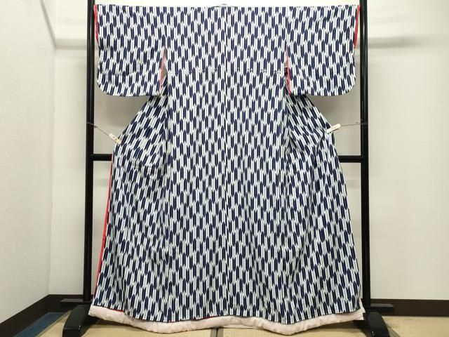 ■■■　サイズ　■■■ 身丈 159cm（肩から） 裄丈 66cm 袖丈 48.5cm　縫込み 4cm 袖幅 34cm 前幅 25.5cm 後幅 30cm 着物縫いこみ 内揚げ 3.5cm 裄 お袖側 約2.5cm　身頃側 約3cm ■■■　商品詳細　■■■ 【化繊・バチ衿・比翼仕立て】 状態は接写画像のようにふきわたに薄い汚れがございますが その他特に目立ったシミ汚れなどもなく大変良い状態です。 お安く出品致しますので、是非この機会にいかがでしょうか？ ■■■　注意事項　■■■ ■モニター発色の具合により色合いが異なる場合がございます。 ■寸法は多少の誤差が生じる場合がございますのでご了承ください。 ■縫込みの長さが左右非対称の場合は短い部分を記載しております。 左右非対称であってもご返品・お値引き等の保証は出来かねますので、ご了承の上ご購入をお願い致します。 ■シミ等のチェックには注意を払っておりますが、見落としがある場合もございますし、個人の見解も様々ですので神経質な方のご購入はお控えください。 ■箪笥に入っておりました着物や帯なので畳みシワや匂いがあるものもございます。 ■お休みは基本的に土日祝となりますが、その他臨時でお休みする場合がございますのでご了承ください。 ■商品の発送は平日のみの発送となります。 ■夜間と土曜、日曜日はお問い合わせの回答が遅れる場合がございます。 ■当店では、お直し、紋入れ、お手入れ等は承っておりません。 ■生地の状態（ヤケ、経年劣化等）によってはサイズ直しが出来ない場合がございます。 その点もどうかご了承のうえ、ご購入をお願いいたします。 ■弊社で取り扱う商品は一点ものにつき、時期や在庫状況に応じて金額が変更となる場合がございます。 ■検針は行っておりません。予めご了承いただきますようお願いいたします。 ■【洗える着物】と記載のある商品におきましては、商品お届け後に洗濯を行ってしまってからのご返品にはご対応しかねます。 念の為、専門店でのお手入れをお願いいたします。 ■写真に写っている物が全てになります。 それ以外の付属品はございませんのでご了承ください。 ■状態に関する写真につきましては、掲載可能な写真枚数に限りがあるため、 各箇所につき1枚参考画像を掲載しております。 ■着物のサイズ目安は下記を参考ください↓ ＜女性着物＞　お端折り次第で＋5cm　−10cmが着用可能サイズ 　例）身丈170cmの場合、身長160cm〜175cm ＜男性着物＞　身丈＋約25cm〜27cm程が適応身長 　例）身丈155cmの場合、身長180cm〜182cm