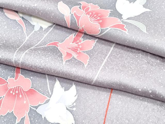 ■■■　サイズ　■■■ 身丈 157cm（肩から） 裄丈 64.5cm 袖丈 46cm　縫込み 4cm 袖幅 34cm 前幅 24cm 後幅 29cm 着物縫いこみ 内揚げ 0cm 裄 お袖側 約2cm　身頃側 約4cm ■■■　商品詳細　■■■ 【正絹】 状態は接写画像のように上前おくみ・上前・衿山に薄い汚れがございますが その他特に目立ったシミ汚れなどもなく大変良い状態です。 大変上質な逸品になります。 お安く出品致しますので、是非この機会にいかがでしょうか？ ■■■　注意事項　■■■ ■モニター発色の具合により色合いが異なる場合がございます。 ■寸法は多少の誤差が生じる場合がございますのでご了承ください。 ■縫込みの長さが左右非対称の場合は短い部分を記載しております。 左右非対称であってもご返品・お値引き等の保証は出来かねますので、ご了承の上ご購入をお願い致します。 ■シミ等のチェックには注意を払っておりますが、見落としがある場合もございますし、個人の見解も様々ですので神経質な方のご購入はお控えください。 ■箪笥に入っておりました着物や帯なので畳みシワや匂いがあるものもございます。 ■お休みは基本的に土日祝となりますが、その他臨時でお休みする場合がございますのでご了承ください。 ■商品の発送は平日のみの発送となります。 ■夜間と土曜、日曜日はお問い合わせの回答が遅れる場合がございます。 ■当店では、お直し、紋入れ、お手入れ等は承っておりません。 ■生地の状態（ヤケ、経年劣化等）によってはサイズ直しが出来ない場合がございます。 その点もどうかご了承のうえ、ご購入をお願いいたします。 ■弊社で取り扱う商品は一点ものにつき、時期や在庫状況に応じて金額が変更となる場合がございます。 ■検針は行っておりません。予めご了承いただきますようお願いいたします。 ■【洗える着物】と記載のある商品におきましては、商品お届け後に洗濯を行ってしまってからのご返品にはご対応しかねます。 念の為、専門店でのお手入れをお願いいたします。 ■着物のサイズ目安は下記を参考ください↓ ＜女性着物＞　お端折り次第で＋5cm　−1cmが着用可能サイズ 　例）身丈170cmの場合、身長160cm〜175cm ＜男性着物＞　身丈＋約25cm〜27cm程が適応身長 　例）身丈155cmの場合、身長180〜182cm