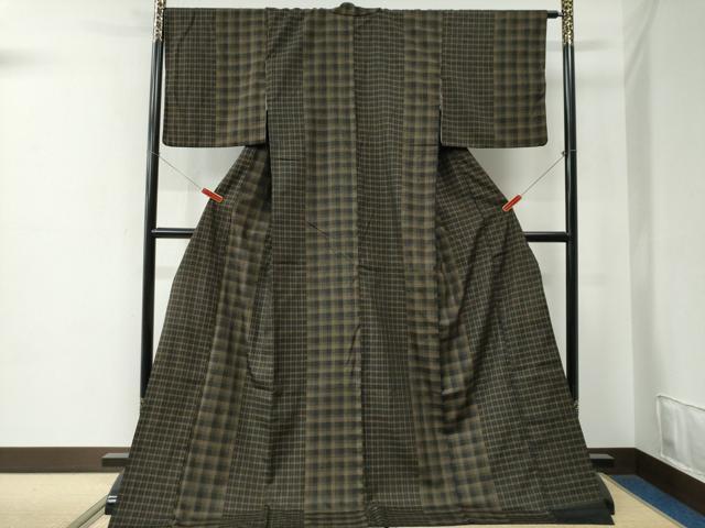 平和屋の平和屋着物●上質な紬　変わり格子　黒地　ロング丈　正絹　逸品　CABE2268yc｜アングル2