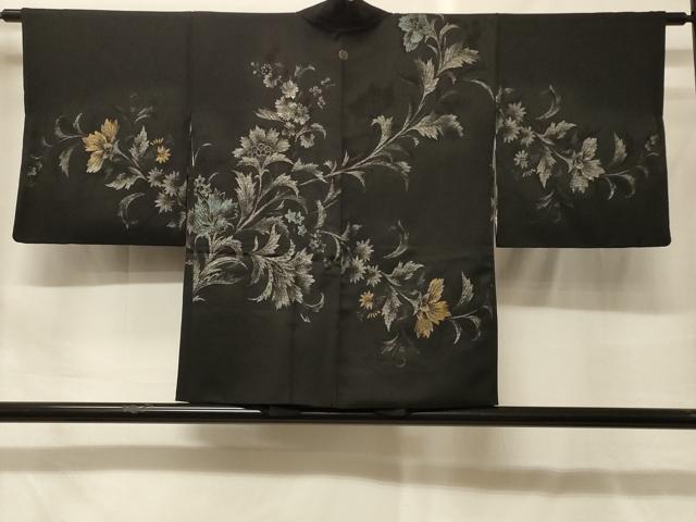 ■■■　サイズ　■■■ 身丈 75cm（肩から） 裄丈 63cm 袖丈 46cm　縫込み 6cm 袖幅 33cm 前幅 18cm 後幅 29cm 裄 お袖側 約2cm　身頃側 約3.5cm ■■■　商品詳細　■■■ 【正絹・一つ紋】 状態は接写画像のように羽裏に糸解けがございますが その他特に目立ったシミ汚れなどもなく大変良い状態です。 大変上質な逸品になります。 お安く出品致しますので、是非この機会にいかがでしょうか？ ■■■　注意事項　■■■ ■モニター発色の具合により色合いが異なる場合がございます。 ■寸法は多少の誤差が生じる場合がございますのでご了承ください。 ■縫込みの長さが左右非対称の場合は短い部分を記載しております。 左右非対称であってもご返品・お値引き等の保証は出来かねますので、ご了承の上ご購入をお願い致します。 ■シミ等のチェックには注意を払っておりますが、見落としがある場合もございますし、個人の見解も様々ですので神経質な方のご購入はお控えください。 ■箪笥に入っておりました着物や帯なので畳みシワや匂いがあるものもございます。 ■お休みは基本的に土日祝となりますが、その他臨時でお休みする場合がございますのでご了承ください。 ■商品の発送は平日のみの発送となります。 ■夜間と土曜、日曜日はお問い合わせの回答が遅れる場合がございます。 ■当店では、お直し、紋入れ、お手入れ等は承っておりません。 ■生地の状態（ヤケ、経年劣化等）によってはサイズ直しが出来ない場合がございます。 その点もどうかご了承のうえ、ご購入をお願いいたします。 ■弊社で取り扱う商品は一点ものにつき、時期や在庫状況に応じて金額が変更となる場合がございます。 ■検針は行っておりません。予めご了承いただきますようお願いいたします。 ■【洗える着物】と記載のある商品におきましては、商品お届け後に洗濯を行ってしまってからのご返品にはご対応しかねます。 念の為、専門店でのお手入れをお願いいたします。 ■写真に写っている物が全てになります。それ以外の付属品はございませんのでご了承ください。 ■状態に関する写真につきましては、掲載可能な写真枚数に限りがあるため、各箇所につき1枚参考画像を掲載しております。 ■着物のサイズ目安は下記を参考ください↓ ＜女性着物＞　お端折り次第で＋5cm　−1cmが着用可能サイズ 　例）身丈170cmの場合、身長160cm〜175cm ＜男性着物＞　身丈＋約25cm〜27cm程が適応身長 　例）身丈155cmの場合、身長180〜182cm
