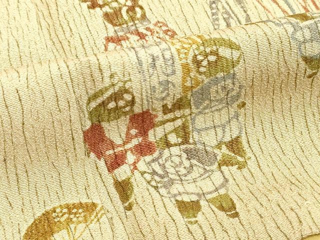 ■■■　サイズ　■■■ 身丈 156cm（肩から） 裄丈 65cm 袖丈 46cm　縫込み 1.5cm 袖幅 33.5cm 前幅 23cm 後幅 28.5cm 着物縫いこみ 内揚げ 0cm 裄 お袖側 約0cm　身頃側 約2cm ■■■　商品詳細　■■■ 【正絹】 状態は特に目立ったシミ汚れなどもなく大変良い状態です。 大変上質な逸品になります。 お安く出品致しますので、是非この機会にいかがでしょうか？ ■■■　注意事項　■■■ ■モニター発色の具合により色合いが異なる場合がございます。 ■寸法は多少の誤差が生じる場合がございますのでご了承ください。 ■縫込みの長さが左右非対称の場合は短い部分を記載しております。 左右非対称であってもご返品・お値引き等の保証は出来かねますので、ご了承の上ご購入をお願い致します。 ■シミ等のチェックには注意を払っておりますが、見落としがある場合もございますし、個人の見解も様々ですので神経質な方のご購入はお控えください。 ■箪笥に入っておりました着物や帯なので畳みシワや匂いがあるものもございます。 ■お休みは基本的に土日祝となりますが、その他臨時でお休みする場合がございますのでご了承ください。 ■商品の発送は平日のみの発送となります。 ■夜間と土曜、日曜日はお問い合わせの回答が遅れる場合がございます。 ■当店では、お直し、紋入れ、お手入れ等は承っておりません。 ■生地の状態（ヤケ、経年劣化等）によってはサイズ直しが出来ない場合がございます。 その点もどうかご了承のうえ、ご購入をお願いいたします。 ■弊社で取り扱う商品は一点ものにつき、時期や在庫状況に応じて金額が変更となる場合がございます。 ■検針は行っておりません。予めご了承いただきますようお願いいたします。 ■【洗える着物】と記載のある商品におきましては、商品お届け後に洗濯を行ってしまってからのご返品にはご対応しかねます。 念の為、専門店でのお手入れをお願いいたします。 ■写真に写っている物が全てになります。それ以外の付属品はございませんのでご了承ください。 ■状態に関する写真につきましては、掲載可能な写真枚数に限りがあるため、各箇所につき1枚参考画像を掲載しております。 ■着物のサイズ目安は下記を参考ください↓ ＜女性着物＞　お端折り次第で＋5cm　－1cmが着用可能サイズ 　例）身丈170cmの場合、身長160cm～175cm ＜男性着物＞　身丈＋約25cm～27cm程が適応身長 　例）身丈155cmの場合、身長180～182cm