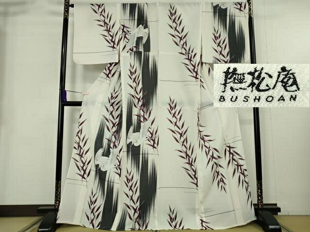 ■■■　サイズ　■■■ 身丈 167cm（肩から） 裄丈 68cm 袖丈 48.5cm　縫込み 2.5cm 袖幅 34.5cm 前幅 24.5cm 後幅 29.5cm 着物縫いこみ 内揚げ 0cm 裄 お袖側 約 1.5cm　身頃側 約 0cm ■■■　商品詳細　■■■ 【化繊】 状態は特に目立ったシミ汚れなどもなく大変良い状態です。 『撫松庵』はファッション誌や着物雑誌などによく掲載される いわずと知れた人気ブランドです。 セオアルファとは、汗をサッと吸い取り、すばやく発散。 爽やかな肌触りです。さらさらとしたドライ感で、清涼感のある着心地です。 適度なハリとコシで美しいシルエットを保ちます。クールで、ドライ感が違います。 小紋としても浴衣としてもお召しいただくことができます。 大変上質な極上の逸品になります。 お安く出品致しますので、是非この機会にいかがでしょうか？ ■■■　注意事項　■■■ ■モニター発色の具合により色合いが異なる場合がございます。 ■寸法は多少の誤差が生じる場合がございますのでご了承ください。 ■縫込みの長さが左右非対称の場合は短い部分を記載しております。 左右非対称であってもご返品・お値引き等の保証は出来かねますので、ご了承の上ご購入をお願い致します。 ■シミ等のチェックには注意を払っておりますが、見落としがある場合もございますし、個人の見解も様々ですので神経質な方のご購入はお控えください。 ■箪笥に入っておりました着物や帯なので畳みシワや匂いがあるものもございます。 ■お休みは基本的に土日祝となりますが、その他臨時でお休みする場合がございますのでご了承ください。 ■商品の発送は平日のみの発送となります。 ■夜間と土曜、日曜日はお問い合わせの回答が遅れる場合がございます。 ■当店では、お直し、紋入れ、お手入れ等は承っておりません。 ■生地の状態（ヤケ、経年劣化等）によってはサイズ直しが出来ない場合がございます。 その点もどうかご了承のうえ、ご購入をお願いいたします。 ■弊社で取り扱う商品は一点ものにつき、時期や在庫状況に応じて金額が変更となる場合がございます。 ■検針は行っておりません。予めご了承いただきますようお願いいたします。 ■【洗える着物】と記載のある商品におきましては、商品お届け後に洗濯を行ってしまってからのご返品にはご対応しかねます。 念の為、専門店でのお手入れをお願いいたします。 ■写真に写っている物が全てになります。 それ以外の付属品はございませんのでご了承ください。 ■状態に関する写真につきましては、掲載可能な写真枚数に限りがあるため、 各箇所につき1枚参考画像を掲載しております。 ■着物のサイズ目安は下記を参考ください↓ ＜女性着物＞　お端折り次第で＋5cm　−10cmが着用可能サイズ 　例）身丈170cmの場合、身長160cm〜175cm ＜男性着物＞　身丈＋約25cm〜27cm程が適応身長 　例）身丈155cmの場合、身長180cm〜182cm
