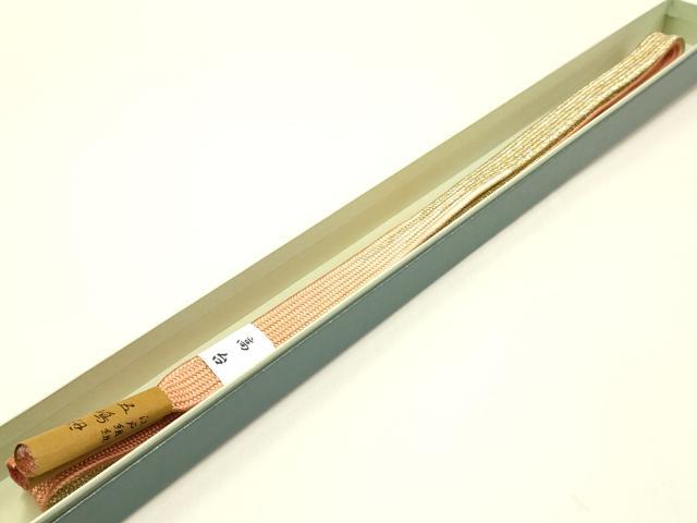 ■■■　サイズ　■■■ 長さ　約152.5cm（房を除く） ■■■　商品詳細　■■■ 【正絹・未使用】 状態は特に目立ったシミ汚れなどもなく大変良い状態です。 糸質・色・組みの工程すべてに妥協を許さない五嶋紐は、 堅すぎず軟らかすぎず、絶妙なバランスで細部まで丁寧に作られております。 大変上質な逸品になります。 お安く出品致しますので、是非この機会にいかがでしょうか？ ■■■　注意事項　■■■ ■モニター発色の具合により色合いが異なる場合がございます。 ■寸法は多少の誤差が生じる場合がございますのでご了承ください。 ■縫込みの長さが左右非対称の場合は短い部分を記載しております。 左右非対称であってもご返品・お値引き等の保証は出来かねますので、ご了承の上ご購入をお願い致します。 ■シミ等のチェックには注意を払っておりますが、見落としがある場合もございますし、個人の見解も様々ですので神経質な方のご購入はお控えください。 ■箪笥に入っておりました着物や帯なので畳みシワや匂いがあるものもございます。 ■お休みは基本的に土日祝となりますが、その他臨時でお休みする場合がございますのでご了承ください。 ■商品の発送は平日のみの発送となります。 ■夜間と土曜、日曜日はお問い合わせの回答が遅れる場合がございます。 ■当店では、お直し、紋入れ、お手入れ等は承っておりません。 ■生地の状態（ヤケ、経年劣化等）によってはサイズ直しが出来ない場合がございます。 その点もどうかご了承のうえ、ご購入をお願いいたします。 ■弊社で取り扱う商品は一点ものにつき、時期や在庫状況に応じて金額が変更となる場合がございます。 ■検針は行っておりません。予めご了承いただきますようお願いいたします。 ■【洗える着物】と記載のある商品におきましては、商品お届け後に洗濯を行ってしまってからのご返品にはご対応しかねます。 念の為、専門店でのお手入れをお願いいたします。 ■着物のサイズ目安は下記を参考ください↓ ＜女性着物＞　お端折り次第で＋5cm　−1cmが着用可能サイズ 　例）身丈170cmの場合、身長160cm〜175cm ＜男性着物＞　身丈＋約25cm〜27cm程が適応身長 　例）身丈155cmの場合、身長180〜182cm