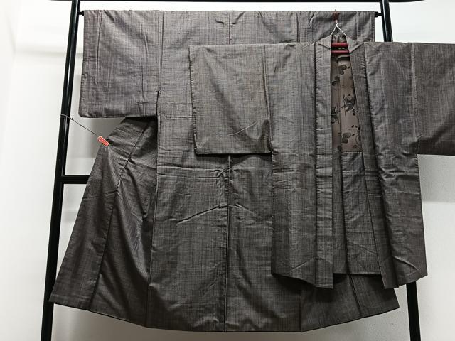 ■■■　サイズ　■■■ 【着物】 身丈 138cm（肩から） 裄丈 65cm 袖丈 52cm　縫込み 0cm 袖幅 33.5cm 前幅 24cm 後幅 30.5cm 着物縫いこみ 内揚げ 2.5cm 裄 お袖側 約3cm　身頃側 約0cm 【羽織】 身丈 98cm（肩から） 裄丈 64cm 袖丈 50cm　縫込み 0cm 袖幅 33cm 前幅 20cm 後幅 30.5cm 裄 お袖側 約4cm　身頃側 約1.5cm ■■■　商品詳細　■■■ 【正絹】 状態は画像を添付しておりますので、そちらをご確認下さいますよう宜しくお願い致します。 大変上質な逸品になります。 お安く出品致しますので、是非この機会にいかがでしょうか？ ■■■　注意事項　■■■ ■モニター発色の具合により色合いが異なる場合がございます。 ■寸法は多少の誤差が生じる場合がございますのでご了承ください。 ■縫込みの長さが左右非対称の場合は短い部分を記載しております。 左右非対称であってもご返品・お値引き等の保証は出来かねますので、ご了承の上ご購入をお願い致します。 ■シミ等のチェックには注意を払っておりますが、見落としがある場合もございますし、個人の見解も様々ですので神経質な方のご購入はお控えください。 ■箪笥に入っておりました着物や帯なので畳みシワや匂いがあるものもございます。 ■お休みは基本的に土日祝となりますが、その他臨時でお休みする場合がございますのでご了承ください。 ■商品の発送は平日のみの発送となります。 ■夜間と土曜、日曜日はお問い合わせの回答が遅れる場合がございます。 ■当店では、お直し、紋入れ、お手入れ等は承っておりません。 ■生地の状態（ヤケ、経年劣化等）によってはサイズ直しが出来ない場合がございます。 その点もどうかご了承のうえ、ご購入をお願いいたします。 ■弊社で取り扱う商品は一点ものにつき、時期や在庫状況に応じて金額が変更となる場合がございます。 ■検針は行っておりません。予めご了承いただきますようお願いいたします。 ■【洗える着物】と記載のある商品におきましては、商品お届け後に洗濯を行ってしまってからのご返品にはご対応しかねます。 念の為、専門店でのお手入れをお願いいたします。 ■着物のサイズ目安は下記を参考ください↓ ＜女性着物＞　お端折り次第で＋5cm　−1cmが着用可能サイズ 　例）身丈170cmの場合、身長160cm〜175cm ＜男性着物＞　身丈＋約25cm〜27cm程が適応身長 　例）身丈155cmの場合、身長180〜182cm