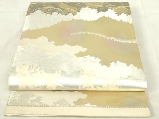 ■■■　サイズ　■■■ 長さ 436cm 幅 30.5cm程 ■■■　商品詳細　■■■ 【正絹】 詳細に関しましては、画像をご確認ください。 大変上質な逸品になります。 お安く出品致しますので、是非この機会にいかがでしょうか？ ■■■　注意事項　■■■ ■モニター発色の具合により色合いが異なる場合がございます。 ■寸法は多少の誤差が生じる場合がございますのでご了承ください。 ■縫込みの長さが左右非対称の場合は短い部分を記載しております。 左右非対称であってもご返品・お値引き等の保証は出来かねますので、ご了承の上ご購入をお願い致します。 ■シミ等のチェックには注意を払っておりますが、見落としがある場合もございますし、個人の見解も様々ですので神経質な方のご購入はお控えください。 ■箪笥に入っておりました着物や帯なので畳みシワや匂いがあるものもございます。 ■お休みは基本的に土日祝となりますが、その他臨時でお休みする場合がございますのでご了承ください。 ■商品の発送は平日のみの発送となります。 ■夜間と土曜、日曜日はお問い合わせの回答が遅れる場合がございます。 ■当店では、お直し、紋入れ、お手入れ等は承っておりません。 ■生地の状態（ヤケ、経年劣化等）によってはサイズ直しが出来ない場合がございます。 その点もどうかご了承のうえ、ご購入をお願いいたします。 ■弊社で取り扱う商品は一点ものにつき、時期や在庫状況に応じて金額が変更となる場合がございます。 ■検針は行っておりません。予めご了承いただきますようお願いいたします。 ■【洗える着物】と記載のある商品におきましては、商品お届け後に洗濯を行ってしまってからのご返品にはご対応しかねます。 念の為、専門店でのお手入れをお願いいたします。 ■着物のサイズ目安は下記を参考ください↓ ＜女性着物＞　お端折り次第で＋5cm　−1cmが着用可能サイズ 　例）身丈170cmの場合、身長160cm〜175cm ＜男性着物＞　身丈＋約25cm〜27cm程が適応身長 　例）身丈155cmの場合、身長180〜182cm