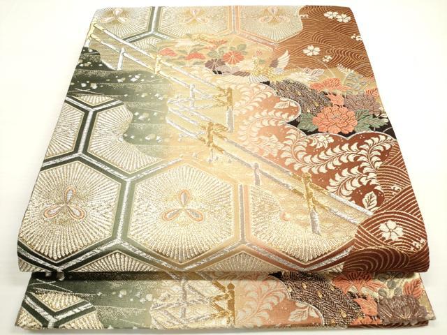 ■■■　サイズ　■■■ 長さ 424cm 幅 30.5cm程 ■■■　商品詳細　■■■ 【正絹・芯なし】 詳細に関しましては、画像をご確認ください。 大変上質な逸品になります。 お安く出品致しますので、是非この機会にいかがでしょうか？ ■■■　注意事項　■■■ ■モニター発色の具合により色合いが異なる場合がございます。 ■寸法は多少の誤差が生じる場合がございますのでご了承ください。 ■縫込みの長さが左右非対称の場合は短い部分を記載しております。 左右非対称であってもご返品・お値引き等の保証は出来かねますので、ご了承の上ご購入をお願い致します。 ■シミ等のチェックには注意を払っておりますが、見落としがある場合もございますし、個人の見解も様々ですので神経質な方のご購入はお控えください。 ■箪笥に入っておりました着物や帯なので畳みシワや匂いがあるものもございます。 ■お休みは基本的に土日祝となりますが、その他臨時でお休みする場合がございますのでご了承ください。 ■商品の発送は平日のみの発送となります。 ■夜間と土曜、日曜日はお問い合わせの回答が遅れる場合がございます。 ■当店では、お直し、紋入れ、お手入れ等は承っておりません。 ■生地の状態（ヤケ、経年劣化等）によってはサイズ直しが出来ない場合がございます。 その点もどうかご了承のうえ、ご購入をお願いいたします。 ■弊社で取り扱う商品は一点ものにつき、時期や在庫状況に応じて金額が変更となる場合がございます。 ■検針は行っておりません。予めご了承いただきますようお願いいたします。 ■【洗える着物】と記載のある商品におきましては、商品お届け後に洗濯を行ってしまってからのご返品にはご対応しかねます。 念の為、専門店でのお手入れをお願いいたします。 ■着物のサイズ目安は下記を参考ください↓ ＜女性着物＞　お端折り次第で＋5cm　−1cmが着用可能サイズ 　例）身丈170cmの場合、身長160cm〜175cm ＜男性着物＞　身丈＋約25cm〜27cm程が適応身長 　例）身丈155cmの場合、身長180〜182cm