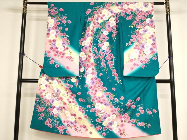 ■■■　サイズ　■■■ 【祝着】 身丈 133cm（肩から） 裄丈 50cm（肩上げ　3.5cm） 袖丈 75cm　縫込み 2.5cm 袖幅 31.5cm 前幅 18.5cm 後幅 26.5cm 着物縫いこみ 内揚げ 0cm （腰上げ　0cm） 裄 お袖側 約4cm　身頃側 約4cm ■■■　商品詳細　■■■ 着物【化繊】の状態は特に目立ったシミ汚れなどもなく大変良い状態です。 お安く出品致しますので、是非この機会にいかがでしょうか？ ■■■　注意事項　■■■ ■モニター発色の具合により色合いが異なる場合がございます。 ■寸法は多少の誤差が生じる場合がございますのでご了承ください。 ■縫込みの長さが左右非対称の場合は短い部分を記載しております。 左右非対称であってもご返品・お値引き等の保証は出来かねますので、ご了承の上ご購入をお願い致します。 ■シミ等のチェックには注意を払っておりますが、見落としがある場合もございますし、個人の見解も様々ですので神経質な方のご購入はお控えください。 ■箪笥に入っておりました着物や帯なので畳みシワや匂いがあるものもございます。 ■お休みは基本的に土日祝となりますが、その他臨時でお休みする場合がございますのでご了承ください。 ■商品の発送は平日のみの発送となります。 ■夜間と土曜、日曜日はお問い合わせの回答が遅れる場合がございます。 ■当店では、お直し、紋入れ、お手入れ等は承っておりません。 ■生地の状態（ヤケ、経年劣化等）によってはサイズ直しが出来ない場合がございます。 その点もどうかご了承のうえ、ご購入をお願いいたします。 ■弊社で取り扱う商品は一点ものにつき、時期や在庫状況に応じて金額が変更となる場合がございます。 ■検針は行っておりません。予めご了承いただきますようお願いいたします。 ■【洗える着物】と記載のある商品におきましては、商品お届け後に洗濯を行ってしまってからのご返品にはご対応しかねます。 念の為、専門店でのお手入れをお願いいたします。 ■写真に写っている物が全てになります。それ以外の付属品はございませんのでご了承ください。 ■着物のサイズ目安は下記を参考ください↓ ＜女性着物＞　お端折り次第で＋5cm　−1cmが着用可能サイズ 　例）身丈170cmの場合、身長160cm〜175cm ＜男性着物＞　身丈＋約25cm〜27cm程が適応身長 　例）身丈155cmの場合、身長180〜182cm