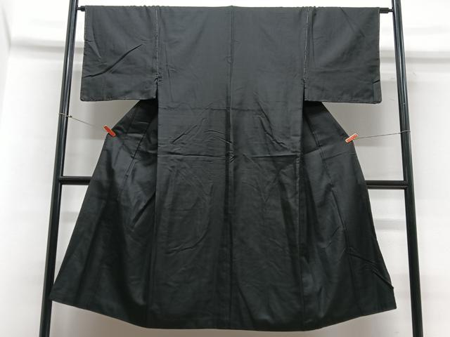 ■■■　サイズ　■■■ 身丈 136cm（肩から） 裄丈 63.5cm 袖丈 44.5cm　縫込み 0cm 袖幅 32cm 前幅 24.5cm 後幅 30.5cm 着物縫いこみ 内揚げ 7cm 裄 お袖側 約2.5cm　身頃側 約0cm ■■■　商品詳細　■■■ 【正絹】 状態は特に目立ったシミ汚れなどもなく大変良い状態です。 大変上質な逸品になります。 お安く出品致しますので、是非この機会にいかがでしょうか？ ■■■　注意事項　■■■ ■モニター発色の具合により色合いが異なる場合がございます。 ■寸法は多少の誤差が生じる場合がございますのでご了承ください。 ■縫込みの長さが左右非対称の場合は短い部分を記載しております。 左右非対称であってもご返品・お値引き等の保証は出来かねますので、ご了承の上ご購入をお願い致します。 ■シミ等のチェックには注意を払っておりますが、見落としがある場合もございますし、個人の見解も様々ですので神経質な方のご購入はお控えください。 ■箪笥に入っておりました着物や帯なので畳みシワや匂いがあるものもございます。 ■お休みは基本的に土日祝となりますが、その他臨時でお休みする場合がございますのでご了承ください。 ■商品の発送は平日のみの発送となります。 ■夜間と土曜、日曜日はお問い合わせの回答が遅れる場合がございます。 ■当店では、お直し、紋入れ、お手入れ等は承っておりません。 ■生地の状態（ヤケ、経年劣化等）によってはサイズ直しが出来ない場合がございます。 その点もどうかご了承のうえ、ご購入をお願いいたします。 ■弊社で取り扱う商品は一点ものにつき、時期や在庫状況に応じて金額が変更となる場合がございます。 ■検針は行っておりません。予めご了承いただきますようお願いいたします。 ■【洗える着物】と記載のある商品におきましては、商品お届け後に洗濯を行ってしまってからのご返品にはご対応しかねます。 念の為、専門店でのお手入れをお願いいたします。 ■着物のサイズ目安は下記を参考ください↓ ＜女性着物＞　お端折り次第で＋5cm　−1cmが着用可能サイズ 　例）身丈170cmの場合、身長160cm〜175cm ＜男性着物＞　身丈＋約25cm〜27cm程が適応身長 　例）身丈155cmの場合、身長180〜182cm