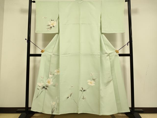 ■■■　サイズ　■■■ 身丈 155cm（肩から） 裄丈 63cm 袖丈 47cm　縫込み 4cm 袖幅 32cm 前幅 23.5cm 後幅 29cm 着物縫いこみ 内揚げ 0cm 裄 お袖側 約2cm　身頃側 約0cm ■■■　商品詳細　■■■ 【正絹】 状態は接写画像のように表地所々・衿裏・衿山に薄い汚れがございます。 大変上質な逸品になりますのでぜひお手入れをされてお召しになられてはいかがでしょうか。 お安く出品致しますので、是非この機会にいかがでしょうか？ ■■■　注意事項　■■■ ■モニター発色の具合により色合いが異なる場合がございます。 ■寸法は多少の誤差が生じる場合がございますのでご了承ください。 ■縫込みの長さが左右非対称の場合は短い部分を記載しております。 左右非対称であってもご返品・お値引き等の保証は出来かねますので、ご了承の上ご購入をお願い致します。 ■シミ等のチェックには注意を払っておりますが、見落としがある場合もございますし、個人の見解も様々ですので神経質な方のご購入はお控えください。 ■箪笥に入っておりました着物や帯なので畳みシワや匂いがあるものもございます。 ■お休みは基本的に土日祝となりますが、その他臨時でお休みする場合がございますのでご了承ください。 ■商品の発送は平日のみの発送となります。 ■夜間と土曜、日曜日はお問い合わせの回答が遅れる場合がございます。 ■当店では、お直し、紋入れ、お手入れ等は承っておりません。 ■生地の状態（ヤケ、経年劣化等）によってはサイズ直しが出来ない場合がございます。 その点もどうかご了承のうえ、ご購入をお願いいたします。 ■弊社で取り扱う商品は一点ものにつき、時期や在庫状況に応じて金額が変更となる場合がございます。 ■検針は行っておりません。予めご了承いただきますようお願いいたします。 ■【洗える着物】と記載のある商品におきましては、商品お届け後に洗濯を行ってしまってからのご返品にはご対応しかねます。 念の為、専門店でのお手入れをお願いいたします。 ■着物のサイズ目安は下記を参考ください↓ ＜女性着物＞　お端折り次第で＋5cm　−1cmが着用可能サイズ 　例）身丈170cmの場合、身長160cm〜175cm ＜男性着物＞　身丈＋約25cm〜27cm程が適応身長 　例）身丈155cmの場合、身長180〜182cm