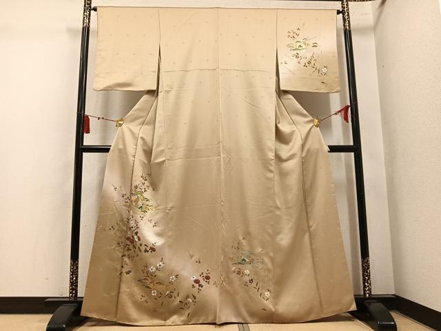 ■■■　サイズ　■■■ 身丈 161.5cm（肩から） 裄丈 64cm 袖丈 48cm　縫込み 5cm 袖幅 32cm 前幅 23.5cm 後幅 30.5cm 着物縫いこみ 内揚げ 5cm 裄 お袖側 約2cm　身頃側 約1cm ■■■　商品詳細　■■■ 【正絹】 状態は接写画像のように衿に薄い汚れがございますが その他特に目立ったシミ汚れなどもなく大変良い状態です。 大変上質な逸品になります。 お安く出品致しますので、是非この機会にいかがでしょうか？ ■■■　注意事項　■■■ ■モニター発色の具合により色合いが異なる場合がございます。 ■寸法は多少の誤差が生じる場合がございますのでご了承ください。 ■縫込みの長さが左右非対称の場合は短い部分を記載しております。 左右非対称であってもご返品・お値引き等の保証は出来かねますので、ご了承の上ご購入をお願い致します。 ■シミ等のチェックには注意を払っておりますが、見落としがある場合もございますし、個人の見解も様々ですので神経質な方のご購入はお控えください。 ■箪笥に入っておりました着物や帯なので畳みシワや匂いがあるものもございます。 ■お休みは基本的に土日祝となりますが、その他臨時でお休みする場合がございますのでご了承ください。 ■商品の発送は平日のみの発送となります。 ■夜間と土曜、日曜日はお問い合わせの回答が遅れる場合がございます。 ■当店では、お直し、紋入れ、お手入れ等は承っておりません。 ■生地の状態（ヤケ、経年劣化等）によってはサイズ直しが出来ない場合がございます。 その点もどうかご了承のうえ、ご購入をお願いいたします。 ■弊社で取り扱う商品は一点ものにつき、時期や在庫状況に応じて金額が変更となる場合がございます。 ■検針は行っておりません。予めご了承いただきますようお願いいたします。 ■【洗える着物】と記載のある商品におきましては、商品お届け後に洗濯を行ってしまってからのご返品にはご対応しかねます。 念の為、専門店でのお手入れをお願いいたします。 ■写真に写っている物が全てになります。それ以外の付属品はございませんのでご了承ください。 ■状態に関する写真につきましては、掲載可能な写真枚数に限りがあるため、各箇所につき1枚参考画像を掲載しております。 ■着物のサイズ目安は下記を参考ください↓ ＜女性着物＞　お端折り次第で＋5cm　−1cmが着用可能サイズ 　例）身丈170cmの場合、身長160cm〜175cm ＜男性着物＞　身丈＋約25cm〜27cm程が適応身長 　例）身丈155cmの場合、身長180〜182cm