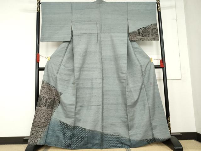 ■■■　サイズ　■■■ 身丈 162cm（肩から） 裄丈 67cm 袖丈 50cm　縫込み 6cm 袖幅 34cm 前幅 27.5cm 後幅 31.5cm 着物縫いこみ 内揚げ 5.5cm 裄 お袖側 約2.5cm　身頃側 約2cm ■■■　商品詳細　■■■ 【正絹】 状態は接写画像のように衿山に薄い汚れがございますが その他特に目立ったシミ汚れなどもなく大変良い状態です。 大変上質な逸品になります。 お安く出品致しますので、是非この機会にいかがでしょうか？ ■■■　注意事項　■■■ ■モニター発色の具合により色合いが異なる場合がございます。 ■寸法は多少の誤差が生じる場合がございますのでご了承ください。 ■縫込みの長さが左右非対称の場合は短い部分を記載しております。 左右非対称であってもご返品・お値引き等の保証は出来かねますので、ご了承の上ご購入をお願い致します。 ■シミ等のチェックには注意を払っておりますが、見落としがある場合もございますし、個人の見解も様々ですので神経質な方のご購入はお控えください。 ■箪笥に入っておりました着物や帯なので畳みシワや匂いがあるものもございます。 ■お休みは基本的に土日祝となりますが、その他臨時でお休みする場合がございますのでご了承ください。 ■商品の発送は平日のみの発送となります。 ■夜間と土曜、日曜日はお問い合わせの回答が遅れる場合がございます。 ■当店では、お直し、紋入れ、お手入れ等は承っておりません。 ■生地の状態（ヤケ、経年劣化等）によってはサイズ直しが出来ない場合がございます。 その点もどうかご了承のうえ、ご購入をお願いいたします。 ■弊社で取り扱う商品は一点ものにつき、時期や在庫状況に応じて金額が変更となる場合がございます。 ■検針は行っておりません。予めご了承いただきますようお願いいたします。 ■【洗える着物】と記載のある商品におきましては、商品お届け後に洗濯を行ってしまってからのご返品にはご対応しかねます。 念の為、専門店でのお手入れをお願いいたします。 ■着物のサイズ目安は下記を参考ください↓ ＜女性着物＞　お端折り次第で＋5cm　−1cmが着用可能サイズ 　例）身丈170cmの場合、身長160cm〜175cm ＜男性着物＞　身丈＋約25cm〜27cm程が適応身長 　例）身丈155cmの場合、身長180〜182cm