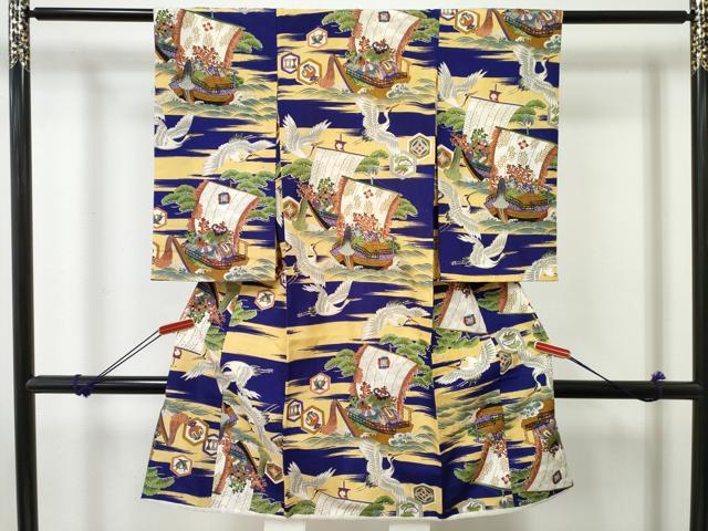 ■■■　サイズ　■■■ 【着物】 身丈 107cm（肩から） 裄丈 41.5cm 袖丈 57cm ■■■　商品詳細　■■■ 産着【正絹】 状態は接写画像のように表地所々・紐部分・裏地に薄い汚れがございます。 大変上質な逸品になりますので ぜひお手入れをされてお召しになられてはいかがでしょうか。 お安く出品致しますので、是非この機会にいかがでしょうか？ ※襦袢の付属がございません。 ■■■　注意事項　■■■ ■モニター発色の具合により色合いが異なる場合がございます。 ■寸法は多少の誤差が生じる場合がございますのでご了承ください。 ■縫込みの長さが左右非対称の場合は短い部分を記載しております。 左右非対称であってもご返品・お値引き等の保証は出来かねますので、ご了承の上ご購入をお願い致します。 ■シミ等のチェックには注意を払っておりますが、見落としがある場合もございますし、個人の見解も様々ですので神経質な方のご購入はお控えください。 ■箪笥に入っておりました着物や帯なので畳みシワや匂いがあるものもございます。 ■お休みは基本的に土日祝となりますが、その他臨時でお休みする場合がございますのでご了承ください。 ■商品の発送は平日のみの発送となります。 ■夜間と土曜、日曜日はお問い合わせの回答が遅れる場合がございます。 ■当店では、お直し、紋入れ、お手入れ等は承っておりません。 ■生地の状態（ヤケ、経年劣化等）によってはサイズ直しが出来ない場合がございます。 その点もどうかご了承のうえ、ご購入をお願いいたします。 ■弊社で取り扱う商品は一点ものにつき、時期や在庫状況に応じて金額が変更となる場合がございます。 ■検針は行っておりません。予めご了承いただきますようお願いいたします。 ■【洗える着物】と記載のある商品におきましては、商品お届け後に洗濯を行ってしまってからのご返品にはご対応しかねます。 念の為、専門店でのお手入れをお願いいたします。 ■写真に写っている物が全てになります。それ以外の付属品はございませんのでご了承ください。 ■状態に関する写真につきましては、掲載可能な写真枚数に限りがあるため、各箇所につき1枚参考画像を掲載しております。 ■着物のサイズ目安は下記を参考ください↓ ＜女性着物＞　お端折り次第で＋5cm　－1cmが着用可能サイズ 　例）身丈170cmの場合、身長160cm～175cm ＜男性着物＞　身丈＋約25cm～27cm程が適応身長 　例）身丈155cmの場合、身長180～182cm
