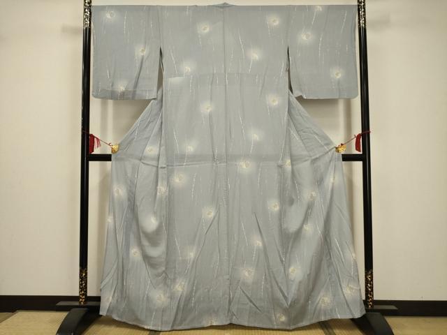 ■■■　サイズ　■■■ 身丈 161cm（肩から） 裄丈 68.5cm 袖丈 48.5cm　縫込み 5.5cm 袖幅 34.5cm 前幅 24cm 後幅 30.5cm 着物縫いこみ 内揚げ 5.5cm 裄 お袖側 約1cm　身頃側 約0cm ■■■　商品詳細　■■■ 【正絹】 状態は接写画像のように衿山・右袖前に薄い汚れがございますが その他特に目立ったシミ汚れなどもなく大変良い状態です。 大変上質な逸品になります。 お安く出品致しますので、是非この機会にいかがでしょうか？ ■■■　注意事項　■■■ ■モニター発色の具合により色合いが異なる場合がございます。 ■寸法は多少の誤差が生じる場合がございますのでご了承ください。 ■縫込みの長さが左右非対称の場合は短い部分を記載しております。 左右非対称であってもご返品・お値引き等の保証は出来かねますので、ご了承の上ご購入をお願い致します。 ■シミ等のチェックには注意を払っておりますが、見落としがある場合もございますし、個人の見解も様々ですので神経質な方のご購入はお控えください。 ■箪笥に入っておりました着物や帯なので畳みシワや匂いがあるものもございます。 ■お休みは基本的に土日祝となりますが、その他臨時でお休みする場合がございますのでご了承ください。 ■商品の発送は平日のみの発送となります。 ■夜間と土曜、日曜日はお問い合わせの回答が遅れる場合がございます。 ■当店では、お直し、紋入れ、お手入れ等は承っておりません。 ■生地の状態（ヤケ、経年劣化等）によってはサイズ直しが出来ない場合がございます。 その点もどうかご了承のうえ、ご購入をお願いいたします。 ■弊社で取り扱う商品は一点ものにつき、時期や在庫状況に応じて金額が変更となる場合がございます。 ■検針は行っておりません。予めご了承いただきますようお願いいたします。 ■【洗える着物】と記載のある商品におきましては、商品お届け後に洗濯を行ってしまってからのご返品にはご対応しかねます。 念の為、専門店でのお手入れをお願いいたします。 ■着物のサイズ目安は下記を参考ください↓ ＜女性着物＞　お端折り次第で＋5?　−10?が着用可能サイズ 　例）身丈170?の場合、身長160?〜175? ＜男性着物＞　身丈＋約25?〜27?程が適応身長 　例）身丈155?の場合、身長180〜182?