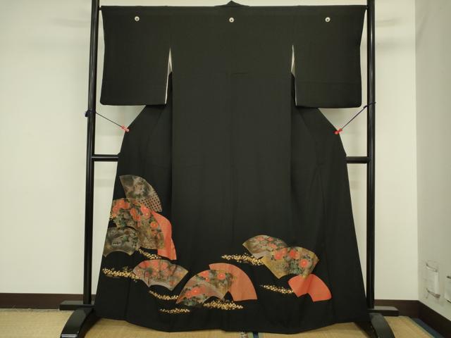 ■■■　サイズ　■■■ 身丈 163.5cm（肩から） 裄丈 65.5cm 袖丈 52cm　縫込み 3cm 袖幅 34cm 前幅 25cm 後幅 30cm 着物縫いこみ 内揚げ 6.5cm 裄 お袖側 約2.5cm　身頃側 約4.5cm ■■■　商品詳細　■■■ 【正絹・五つ紋・比翼仕立て】 状態は特に目立ったシミ汚れなどもなく大変良い状態です。 大変上質な逸品になります。 お安く出品致しますので、是非この機会にいかがでしょうか？ ■■■　注意事項　■■■ ■モニター発色の具合により色合いが異なる場合がございます。 ■寸法は多少の誤差が生じる場合がございますのでご了承ください。 ■縫込みの長さが左右非対称の場合は短い部分を記載しております。 左右非対称であってもご返品・お値引き等の保証は出来かねますので、ご了承の上ご購入をお願い致します。 ■シミ等のチェックには注意を払っておりますが、見落としがある場合もございますし、個人の見解も様々ですので神経質な方のご購入はお控えください。 ■箪笥に入っておりました着物や帯なので畳みシワや匂いがあるものもございます。 ■お休みは基本的に土日祝となりますが、その他臨時でお休みする場合がございますのでご了承ください。 ■商品の発送は平日のみの発送となります。 ■夜間と土曜、日曜日はお問い合わせの回答が遅れる場合がございます。 ■当店では、お直し、紋入れ、お手入れ等は承っておりません。 ■生地の状態（ヤケ、経年劣化等）によってはサイズ直しが出来ない場合がございます。 その点もどうかご了承のうえ、ご購入をお願いいたします。 ■弊社で取り扱う商品は一点ものにつき、時期や在庫状況に応じて金額が変更となる場合がございます。 ■検針は行っておりません。予めご了承いただきますようお願いいたします。 ■【洗える着物】と記載のある商品におきましては、商品お届け後に洗濯を行ってしまってからのご返品にはご対応しかねます。 念の為、専門店でのお手入れをお願いいたします。 ■写真に写っている物が全てになります。それ以外の付属品はございませんのでご了承ください。 ■状態に関する写真につきましては、掲載可能な写真枚数に限りがあるため、各箇所につき1枚参考画像を掲載しております。 ■着物のサイズ目安は下記を参考ください↓ ＜女性着物＞　お端折り次第で＋5cm　−1cmが着用可能サイズ 　例）身丈170cmの場合、身長160cm〜175cm ＜男性着物＞　身丈＋約25cm〜27cm程が適応身長 　例）身丈155cmの場合、身長180〜182cm