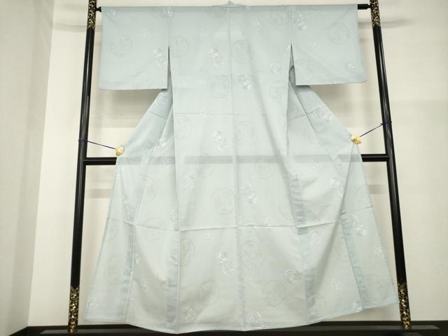 ■■■　サイズ　■■■ 身丈 153cm（肩から） 裄丈 62cm 袖丈 46cm　縫込み 4cm 袖幅 32cm 前幅 24cm 後幅 29cm 着物縫いこみ 内揚げ 4cm 裄 お袖側 約2cm　身頃側 約2cm ■■■　商品詳細　■■■ 【化繊】 状態は接写画像のように衿山に薄い汚れがございますが その他特に目立ったシミ汚れなどもなく大変良い状態です。 お安く出品致しますので、是非この機会にいかがでしょうか？※ご自身で洗濯された場合の保証はできかねます。 専門店にご相談ください。 ■■■　注意事項　■■■ ■モニター発色の具合により色合いが異なる場合がございます。 ■寸法は多少の誤差が生じる場合がございますのでご了承ください。 ■縫込みの長さが左右非対称の場合は短い部分を記載しております。 左右非対称であってもご返品・お値引き等の保証は出来かねますので、ご了承の上ご購入をお願い致します。 ■シミ等のチェックには注意を払っておりますが、見落としがある場合もございますし、個人の見解も様々ですので神経質な方のご購入はお控えください。 ■箪笥に入っておりました着物や帯なので畳みシワや匂いがあるものもございます。 ■お休みは基本的に土日祝となりますが、その他臨時でお休みする場合がございますのでご了承ください。 ■商品の発送は平日のみの発送となります。 ■夜間と土曜、日曜日はお問い合わせの回答が遅れる場合がございます。 ■当店では、お直し、紋入れ、お手入れ等は承っておりません。 ■生地の状態（ヤケ、経年劣化等）によってはサイズ直しが出来ない場合がございます。 その点もどうかご了承のうえ、ご購入をお願いいたします。 ■弊社で取り扱う商品は一点ものにつき、時期や在庫状況に応じて金額が変更となる場合がございます。 ■検針は行っておりません。予めご了承いただきますようお願いいたします。 ■【洗える着物】と記載のある商品におきましては、商品お届け後に洗濯を行ってしまってからのご返品にはご対応しかねます。 念の為、専門店でのお手入れをお願いいたします。 ■着物のサイズ目安は下記を参考ください↓ ＜女性着物＞　お端折り次第で＋5cm　−1cmが着用可能サイズ 　例）身丈170cmの場合、身長160cm〜175cm ＜男性着物＞　身丈＋約25cm〜27cm程が適応身長 　例）身丈155cmの場合、身長180〜182cm