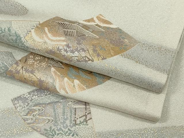 ■■■　サイズ　■■■ 身丈 157.5cm（肩から） 裄丈 65cm 袖丈 48.5cm　縫込み 2.5cm 袖幅 32cm 前幅 25cm 後幅 29.5cm 着物縫いこみ 内揚げ 0cm 裄 お袖側 約3cm　身頃側 約2cm ■■■　商品詳細　■■■ 【正絹】 状態は接写画像のように左袖前・衿山に薄い汚れがございますが その他特に目立ったシミ汚れなどもなく大変良い状態です。 大変上質な逸品になります。 お安く出品致しますので、是非この機会にいかがでしょうか？ ■■■　注意事項　■■■ ■モニター発色の具合により色合いが異なる場合がございます。 ■寸法は多少の誤差が生じる場合がございますのでご了承ください。 ■シミ等のチェックには注意を払っておりますが、見落としがある場合もございますし、個人の見解も様々ですので神経質な方のご購入はお控えください。 ■箪笥に入っておりました着物や帯なので畳みシワや匂いがあるものもございます。 ■お休みは基本的に土日祝となりますが、その他臨時でお休みする場合がございますのでご了承ください。 ■商品の発送は平日のみの発送となります。 ■夜間と土曜、日曜日はお問い合わせの回答が遅れる場合がございます。 ■当店では、お直し、紋入れ、お手入れ等は承っておりません。 ■生地の状態（ヤケ、経年劣化等）によってはサイズ直しが出来ない場合がございます。 その点もどうかご了承のうえ、ご購入をお願いいたします。 ■着物のサイズ目安は下記を参考ください↓ ＜女性着物＞　身長-10cm+5cmが着用可能サイズ(お端折り次第) 　例）身長160cmの方→着物身丈150cm〜165cm ＜男性着物＞　身長-27cm ±5cmが着用可能サイズ 　例）身長170cmの方→着物身丈138cm〜148cm