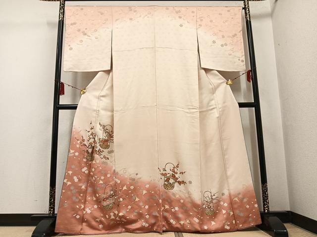 ■■■　サイズ　■■■ 身丈 162cm（肩から） 裄丈 66cm 袖丈 51cm　縫込み 5cm 袖幅 34cm 前幅 25.5cm 後幅 31cm 着物縫いこみ 内揚げ 1cm 裄 お袖側 約0cm　身頃側 約2cm ■■■　商品詳細　■■■ 【正絹】 状態は接写画像のように袖口・衿山に薄い汚れがございますが その他特に目立ったシミ汚れなどもなく大変良い状態です。 大変上質な逸品になります。 お安く出品致しますので、是非この機会にいかがでしょうか？ ■■■　注意事項　■■■ ■モニター発色の具合により色合いが異なる場合がございます。 ■寸法は多少の誤差が生じる場合がございますのでご了承ください。 ■縫込みの長さが左右非対称の場合は短い部分を記載しております。 左右非対称であってもご返品・お値引き等の保証は出来かねますので、ご了承の上ご購入をお願い致します。 ■シミ等のチェックには注意を払っておりますが、見落としがある場合もございますし、個人の見解も様々ですので神経質な方のご購入はお控えください。 ■箪笥に入っておりました着物や帯なので畳みシワや匂いがあるものもございます。 ■お休みは基本的に土日祝となりますが、その他臨時でお休みする場合がございますのでご了承ください。 ■商品の発送は平日のみの発送となります。 ■夜間と土曜、日曜日はお問い合わせの回答が遅れる場合がございます。 ■当店では、お直し、紋入れ、お手入れ等は承っておりません。 ■生地の状態（ヤケ、経年劣化等）によってはサイズ直しが出来ない場合がございます。 その点もどうかご了承のうえ、ご購入をお願いいたします。 ■弊社で取り扱う商品は一点ものにつき、時期や在庫状況に応じて金額が変更となる場合がございます。 ■検針は行っておりません。予めご了承いただきますようお願いいたします。 ■【洗える着物】と記載のある商品におきましては、商品お届け後に洗濯を行ってしまってからのご返品にはご対応しかねます。 念の為、専門店でのお手入れをお願いいたします。 ■着物のサイズ目安は下記を参考ください↓ ＜女性着物＞　お端折り次第で＋5cm　−1cmが着用可能サイズ 　例）身丈170cmの場合、身長160cm〜175cm ＜男性着物＞　身丈＋約25cm〜27cm程が適応身長 　例）身丈155cmの場合、身長180〜182cm