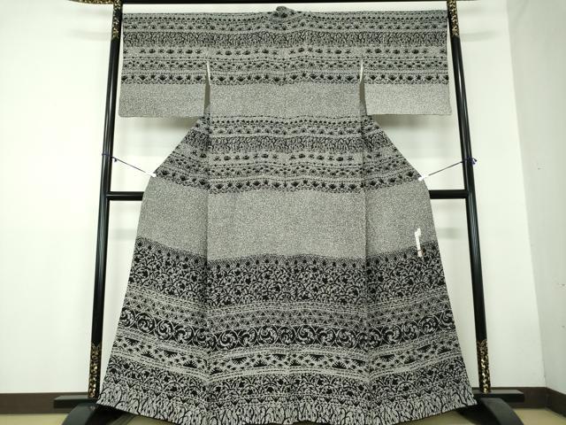 ■■■　サイズ　■■■ 身丈 167cm（肩から） 裄丈 67.5cm 袖丈 47.5cm　縫込み 8cm 袖幅 34cm 前幅 24.5cm 後幅 30.5cm 着物縫いこみ 内揚げ 4cm 裄 お袖側 約2cm　身頃側 約2.5cm ■■■　商品詳細　■■■ 【正絹】 状態は特に目立ったシミ汚れなどもなく大変良い状態です。 京染の中でも洒落ものでは右にでる者がいないといわれる、 伝統工芸染匠・京都府伝統産業優秀技術者の二代目・川村久太郎氏による染が 見事に施された逸品となります。 大変上質な逸品になります。 お安く出品致しますので、是非この機会にいかがでしょうか？ ■■■　注意事項　■■■ ■モニター発色の具合により色合いが異なる場合がございます。 ■寸法は多少の誤差が生じる場合がございますのでご了承ください。 ■縫込みの長さが左右非対称の場合は短い部分を記載しております。 左右非対称であってもご返品・お値引き等の保証は出来かねますので、ご了承の上ご購入をお願い致します。 ■シミ等のチェックには注意を払っておりますが、見落としがある場合もございますし、個人の見解も様々ですので神経質な方のご購入はお控えください。 ■箪笥に入っておりました着物や帯なので畳みシワや匂いがあるものもございます。 ■お休みは基本的に土日祝となりますが、その他臨時でお休みする場合がございますのでご了承ください。 ■商品の発送は平日のみの発送となります。 ■夜間と土曜、日曜日はお問い合わせの回答が遅れる場合がございます。 ■当店では、お直し、紋入れ、お手入れ等は承っておりません。 ■生地の状態（ヤケ、経年劣化等）によってはサイズ直しが出来ない場合がございます。 その点もどうかご了承のうえ、ご購入をお願いいたします。 ■弊社で取り扱う商品は一点ものにつき、時期や在庫状況に応じて金額が変更となる場合がございます。 ■検針は行っておりません。予めご了承いただきますようお願いいたします。 ■【洗える着物】と記載のある商品におきましては、商品お届け後に洗濯を行ってしまってからのご返品にはご対応しかねます。 念の為、専門店でのお手入れをお願いいたします。 ■着物のサイズ目安は下記を参考ください↓ ＜女性着物＞　お端折り次第で＋5cm　−1cmが着用可能サイズ 　例）身丈170cmの場合、身長160cm〜175cm ＜男性着物＞　身丈＋約25cm〜27cm程が適応身長 　例）身丈155cmの場合、身長180〜182cm