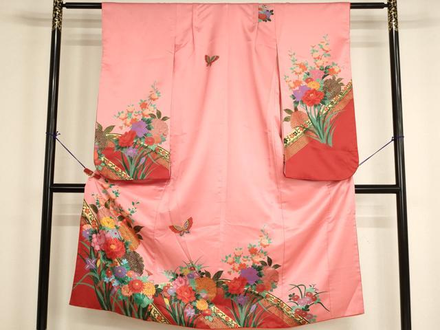 ■■■　サイズ　■■■ 【祝着】 身丈 134.5cm（肩から） 裄丈 50.5cm（肩上げ　2cm） 袖丈 75.5cm　縫込み 3.5cm 袖幅 30cm 前幅 25cm 後幅 26cm 着物縫いこみ 内揚げ 0cm （腰上げ　0cm） 裄 お袖側 約2cm　身頃側 約1.5cm ■■■　商品詳細　■■■ 着物【化繊】の状態は接写画像のように両袖前・八掛に汚れがございますが その他特に目立ったシミ汚れなどもなく大変良い状態です。 お安く出品致しますので、是非この機会にいかがでしょうか？ ※若干たたみシワがございます。 ■■■　注意事項　■■■ ■モニター発色の具合により色合いが異なる場合がございます。 ■寸法は多少の誤差が生じる場合がございますのでご了承ください。 ■縫込みの長さが左右非対称の場合は短い部分を記載しております。 左右非対称であってもご返品・お値引き等の保証は出来かねますので、ご了承の上ご購入をお願い致します。 ■シミ等のチェックには注意を払っておりますが、見落としがある場合もございますし、個人の見解も様々ですので神経質な方のご購入はお控えください。 ■箪笥に入っておりました着物や帯なので畳みシワや匂いがあるものもございます。 ■お休みは基本的に土日祝となりますが、その他臨時でお休みする場合がございますのでご了承ください。 ■商品の発送は平日のみの発送となります。 ■夜間と土曜、日曜日はお問い合わせの回答が遅れる場合がございます。 ■当店では、お直し、紋入れ、お手入れ等は承っておりません。 ■生地の状態（ヤケ、経年劣化等）によってはサイズ直しが出来ない場合がございます。 その点もどうかご了承のうえ、ご購入をお願いいたします。 ■弊社で取り扱う商品は一点ものにつき、時期や在庫状況に応じて金額が変更となる場合がございます。 ■検針は行っておりません。予めご了承いただきますようお願いいたします。 ■【洗える着物】と記載のある商品におきましては、商品お届け後に洗濯を行ってしまってからのご返品にはご対応しかねます。 念の為、専門店でのお手入れをお願いいたします。 ■写真に写っている物が全てになります。それ以外の付属品はございませんのでご了承ください。 ■着物のサイズ目安は下記を参考ください↓ ＜女性着物＞　お端折り次第で＋5cm　−1cmが着用可能サイズ 　例）身丈170cmの場合、身長160cm〜175cm ＜男性着物＞　身丈＋約25cm〜27cm程が適応身長 　例）身丈155cmの場合、身長180〜182cm