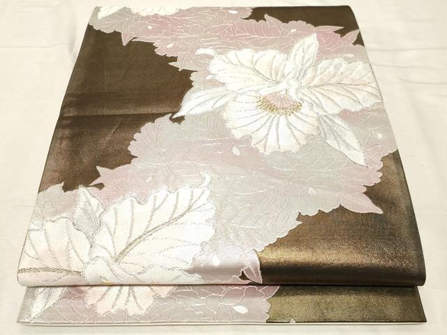 ■■■　サイズ　■■■ 長さ 422cm 幅 30.5cm程 ■■■　商品詳細　■■■ 【正絹】 状態は締めてはおりますが 特に目立ったシミ汚れなどもなく大変良い状態です。 大変上質な逸品になります。 お安く出品致しますので、是非この機会にいかがでしょうか？ ■■■　注意事項　■■■ ■モニター発色の具合により色合いが異なる場合がございます。 ■寸法は多少の誤差が生じる場合がございますのでご了承ください。 ■縫込みの長さが左右非対称の場合は短い部分を記載しております。 左右非対称であってもご返品・お値引き等の保証は出来かねますので、ご了承の上ご購入をお願い致します。 ■シミ等のチェックには注意を払っておりますが、見落としがある場合もございますし、個人の見解も様々ですので神経質な方のご購入はお控えください。 ■箪笥に入っておりました着物や帯なので畳みシワや匂いがあるものもございます。 ■お休みは基本的に土日祝となりますが、その他臨時でお休みする場合がございますのでご了承ください。 ■商品の発送は平日のみの発送となります。 ■夜間と土曜、日曜日はお問い合わせの回答が遅れる場合がございます。 ■当店では、お直し、紋入れ、お手入れ等は承っておりません。 ■生地の状態（ヤケ、経年劣化等）によってはサイズ直しが出来ない場合がございます。 その点もどうかご了承のうえ、ご購入をお願いいたします。 ■弊社で取り扱う商品は一点ものにつき、時期や在庫状況に応じて金額が変更となる場合がございます。 ■検針は行っておりません。予めご了承いただきますようお願いいたします。 ■【洗える着物】と記載のある商品におきましては、商品お届け後に洗濯を行ってしまってからのご返品にはご対応しかねます。 念の為、専門店でのお手入れをお願いいたします。 ■着物のサイズ目安は下記を参考ください↓ ＜女性着物＞　お端折り次第で＋5cm　−1cmが着用可能サイズ 　例）身丈170cmの場合、身長160cm〜175cm ＜男性着物＞　身丈＋約25cm〜27cm程が適応身長 　例）身丈155cmの場合、身長180〜182cm