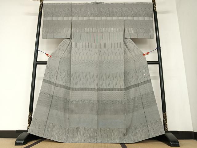 ■■■　サイズ　■■■ 身丈 164cm（肩から） 裄丈 66.5cm 袖丈 49.5cm　縫込み 3.5cm 袖幅 34.5cm 前幅 24.5cm 後幅 30cm 着物縫いこみ 内揚げ 0cm 裄 お袖側 約1cm　身頃側 約1cm ■■■　商品詳細　■■■ 【正絹】 状態は接写画像のように上前・上前おくみ・両袖・後身頃・衿付近に薄い汚れがございますが その他特に目立ったシミ汚れなどもなく大変良い状態です。 大変上質な逸品になります。 お安く出品致しますので、是非この機会にいかがでしょうか？ ■■■　注意事項　■■■ ■モニター発色の具合により色合いが異なる場合がございます。 ■寸法は多少の誤差が生じる場合がございますのでご了承ください。 ■縫込みの長さが左右非対称の場合は短い部分を記載しております。 左右非対称であってもご返品・お値引き等の保証は出来かねますので、ご了承の上ご購入をお願い致します。 ■シミ等のチェックには注意を払っておりますが、見落としがある場合もございますし、個人の見解も様々ですので神経質な方のご購入はお控えください。 ■箪笥に入っておりました着物や帯なので畳みシワや匂いがあるものもございます。 ■お休みは基本的に土日祝となりますが、その他臨時でお休みする場合がございますのでご了承ください。 ■商品の発送は平日のみの発送となります。 ■夜間と土曜、日曜日はお問い合わせの回答が遅れる場合がございます。 ■当店では、お直し、紋入れ、お手入れ等は承っておりません。 ■生地の状態（ヤケ、経年劣化等）によってはサイズ直しが出来ない場合がございます。 その点もどうかご了承のうえ、ご購入をお願いいたします。 ■弊社で取り扱う商品は一点ものにつき、時期や在庫状況に応じて金額が変更となる場合がございます。 ■検針は行っておりません。予めご了承いただきますようお願いいたします。 ■【洗える着物】と記載のある商品におきましては、商品お届け後に洗濯を行ってしまってからのご返品にはご対応しかねます。 念の為、専門店でのお手入れをお願いいたします。 ■着物のサイズ目安は下記を参考ください↓ ＜女性着物＞　お端折り次第で＋5?　−10?が着用可能サイズ 　例）身丈170?の場合、身長160?〜175? ＜男性着物＞　身丈＋約25?〜27?程が適応身長 　例）身丈155?の場合、身長180〜182?