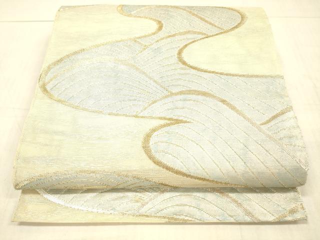 ■■■　サイズ　■■■ 長さ 420cm 幅 30cm程 ■■■　商品詳細　■■■ 【正絹・芯なし】 状態は接写画像のように 柄止まり・裏地・太鼓下部に薄い汚れがございますが その他特に目立ったシミ汚れなどもなく大変良い状態です。 着用時には見えない部分になるかと思いますので あまり気にならずお召になれるかと思います。 大変上質な逸品になります。 お安く出品致しますので、是非この機会にいかがでしょうか？ ■■■　注意事項　■■■ ■モニター発色の具合により色合いが異なる場合がございます。 ■寸法は多少の誤差が生じる場合がございますのでご了承ください。 ■縫込みの長さが左右非対称の場合は短い部分を記載しております。 左右非対称であってもご返品・お値引き等の保証は出来かねますので、ご了承の上ご購入をお願い致します。 ■シミ等のチェックには注意を払っておりますが、見落としがある場合もございますし、個人の見解も様々ですので神経質な方のご購入はお控えください。 ■箪笥に入っておりました着物や帯なので畳みシワや匂いがあるものもございます。 ■お休みは基本的に土日祝となりますが、その他臨時でお休みする場合がございますのでご了承ください。 ■商品の発送は平日のみの発送となります。 ■夜間と土曜、日曜日はお問い合わせの回答が遅れる場合がございます。 ■当店では、お直し、紋入れ、お手入れ等は承っておりません。 ■生地の状態（ヤケ、経年劣化等）によってはサイズ直しが出来ない場合がございます。 その点もどうかご了承のうえ、ご購入をお願いいたします。 ■弊社で取り扱う商品は一点ものにつき、時期や在庫状況に応じて金額が変更となる場合がございます。 ■検針は行っておりません。予めご了承いただきますようお願いいたします。 ■【洗える着物】と記載のある商品におきましては、商品お届け後に洗濯を行ってしまってからのご返品にはご対応しかねます。 念の為、専門店でのお手入れをお願いいたします。 ■着物のサイズ目安は下記を参考ください↓ ＜女性着物＞　お端折り次第で＋5cm　−1cmが着用可能サイズ 　例）身丈170cmの場合、身長160cm〜175cm ＜男性着物＞　身丈＋約25cm〜27cm程が適応身長 　例）身丈155cmの場合、身長180〜182cm