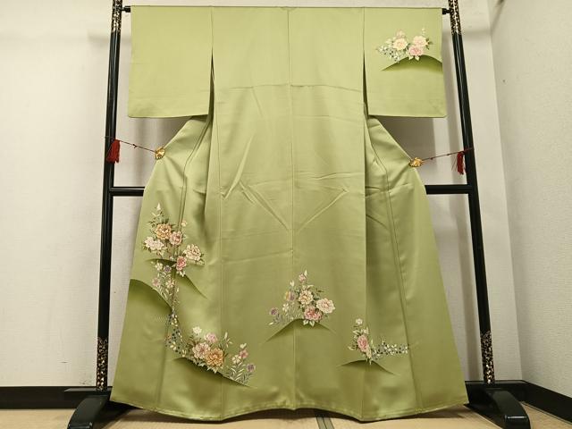 ■■■　サイズ　■■■ 身丈 159.5cm（肩から） 裄丈 64cm 袖丈 48cm　縫込み 6cm 袖幅 32cm 前幅 24cm 後幅 30cm 着物縫いこみ 内揚げ 3cm 裄 お袖側 約3cm　身頃側 約2cm ■■■　商品詳細　■■■ 【正絹】 状態は特に目立ったシミ汚れなどもなく大変良い状態です。 大変上質な逸品になります。 お安く出品致しますので、是非この機会にいかがでしょうか？ ■■■　注意事項　■■■ ■モニター発色の具合により色合いが異なる場合がございます。 ■寸法は多少の誤差が生じる場合がございますのでご了承ください。 ■縫込みの長さが左右非対称の場合は短い部分を記載しております。 左右非対称であってもご返品・お値引き等の保証は出来かねますので、ご了承の上ご購入をお願い致します。 ■シミ等のチェックには注意を払っておりますが、見落としがある場合もございますし、個人の見解も様々ですので神経質な方のご購入はお控えください。 ■箪笥に入っておりました着物や帯なので畳みシワや匂いがあるものもございます。 ■お休みは基本的に土日祝となりますが、その他臨時でお休みする場合がございますのでご了承ください。 ■商品の発送は平日のみの発送となります。 ■夜間と土曜、日曜日はお問い合わせの回答が遅れる場合がございます。 ■当店では、お直し、紋入れ、お手入れ等は承っておりません。 ■生地の状態（ヤケ、経年劣化等）によってはサイズ直しが出来ない場合がございます。 その点もどうかご了承のうえ、ご購入をお願いいたします。 ■弊社で取り扱う商品は一点ものにつき、時期や在庫状況に応じて金額が変更となる場合がございます。 ■検針は行っておりません。予めご了承いただきますようお願いいたします。 ■【洗える着物】と記載のある商品におきましては、商品お届け後に洗濯を行ってしまってからのご返品にはご対応しかねます。 念の為、専門店でのお手入れをお願いいたします。 ■着物のサイズ目安は下記を参考ください↓ ＜女性着物＞　お端折り次第で＋5cm　−1cmが着用可能サイズ 　例）身丈170cmの場合、身長160cm〜175cm ＜男性着物＞　身丈＋約25cm〜27cm程が適応身長 　例）身丈155cmの場合、身長180〜182cm