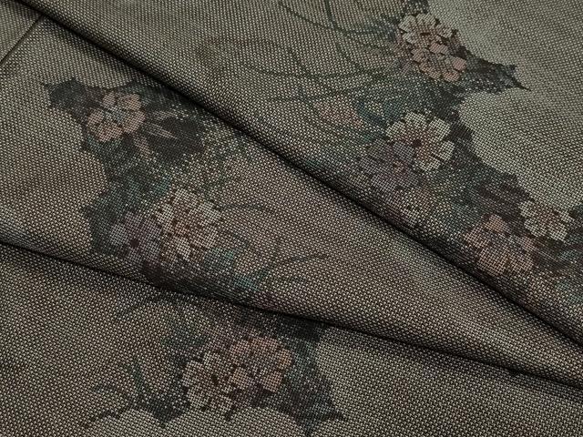 ■■■　サイズ　■■■ 身丈 164cm（肩から） 裄丈 67.5cm 袖丈 48cm　縫込み 5cm 袖幅 34.5cm 前幅 24cm 後幅 30.5cm 着物縫いこみ 内揚げ 0cm 裄 お袖側 約2cm　身頃側 約2cm ■■■　商品詳細　■■■ 【正絹】 状態は接写画像のように衿に薄い汚れがございますが その他特に目立ったシミ汚れなどもなく大変良い状態です。 大変上質な逸品になります。 お安く出品致しますので、是非この機会にいかがでしょうか？ ■■■　注意事項　■■■ ■モニター発色の具合により色合いが異なる場合がございます。 ■寸法は多少の誤差が生じる場合がございますのでご了承ください。 ■縫込みの長さが左右非対称の場合は短い部分を記載しております。 左右非対称であってもご返品・お値引き等の保証は出来かねますので、ご了承の上ご購入をお願い致します。 ■シミ等のチェックには注意を払っておりますが、見落としがある場合もございますし、個人の見解も様々ですので神経質な方のご購入はお控えください。 ■箪笥に入っておりました着物や帯なので畳みシワや匂いがあるものもございます。 ■お休みは基本的に土日祝となりますが、その他臨時でお休みする場合がございますのでご了承ください。 ■商品の発送は平日のみの発送となります。 ■夜間と土曜、日曜日はお問い合わせの回答が遅れる場合がございます。 ■当店では、お直し、紋入れ、お手入れ等は承っておりません。 ■生地の状態（ヤケ、経年劣化等）によってはサイズ直しが出来ない場合がございます。 その点もどうかご了承のうえ、ご購入をお願いいたします。 ■弊社で取り扱う商品は一点ものにつき、時期や在庫状況に応じて金額が変更となる場合がございます。 ■検針は行っておりません。予めご了承いただきますようお願いいたします。 ■【洗える着物】と記載のある商品におきましては、商品お届け後に洗濯を行ってしまってからのご返品にはご対応しかねます。 念の為、専門店でのお手入れをお願いいたします。 ■着物のサイズ目安は下記を参考ください↓ ＜女性着物＞　お端折り次第で＋5?　−10?が着用可能サイズ 　例）身丈170?の場合、身長160?〜175? ＜男性着物＞　身丈＋約25?〜27?程が適応身長 　例）身丈155?の場合、身長180〜182?