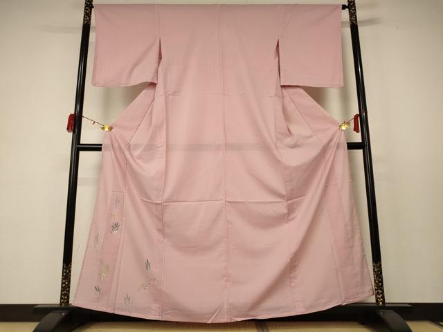 ■■■　サイズ　■■■ 身丈 161.5cm（肩から） 裄丈 65.5cm 袖丈 49cm　縫込み 1.5cm 袖幅 33cm 前幅 24cm 後幅 31cm 着物縫いこみ 内揚げ 0cm 裄 お袖側 約1cm　身頃側 約1cm ■■■　商品詳細　■■■ 【化繊・未使用】 状態は特に目立ったシミ汚れなどもなく大変良い状態です。 お安く出品致しますので、是非この機会にいかがでしょうか？ ■■■　注意事項　■■■ ■モニター発色の具合により色合いが異なる場合がございます。 ■寸法は多少の誤差が生じる場合がございますのでご了承ください。 ■縫込みの長さが左右非対称の場合は短い部分を記載しております。 左右非対称であってもご返品・お値引き等の保証は出来かねますので、ご了承の上ご購入をお願い致します。 ■シミ等のチェックには注意を払っておりますが、見落としがある場合もございますし、個人の見解も様々ですので神経質な方のご購入はお控えください。 ■箪笥に入っておりました着物や帯なので畳みシワや匂いがあるものもございます。 ■お休みは基本的に土日祝となりますが、その他臨時でお休みする場合がございますのでご了承ください。 ■商品の発送は平日のみの発送となります。 ■夜間と土曜、日曜日はお問い合わせの回答が遅れる場合がございます。 ■当店では、お直し、紋入れ、お手入れ等は承っておりません。 ■生地の状態（ヤケ、経年劣化等）によってはサイズ直しが出来ない場合がございます。 その点もどうかご了承のうえ、ご購入をお願いいたします。 ■弊社で取り扱う商品は一点ものにつき、時期や在庫状況に応じて金額が変更となる場合がございます。 ■検針は行っておりません。予めご了承いただきますようお願いいたします。 ■【洗える着物】と記載のある商品におきましては、商品お届け後に洗濯を行ってしまってからのご返品にはご対応しかねます。 念の為、専門店でのお手入れをお願いいたします。 ■着物のサイズ目安は下記を参考ください↓ ＜女性着物＞　お端折り次第で＋5?　−10?が着用可能サイズ 　例）身丈170?の場合、身長160?〜175? ＜男性着物＞　身丈＋約25?〜27?程が適応身長 　例）身丈155?の場合、身長180〜182?