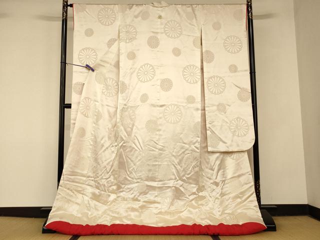 ■■■　サイズ　■■■ 身丈 173cm（肩から） 裄丈 65cm 袖丈 111.5cm　縫込み 5cm 袖幅 33cm 前幅 25cm 後幅 30cm 着物縫いこみ 内揚げ 0cm 裄 お袖側 約2cm　身頃側 約2cm ■■■　商品詳細　■■■ 【正絹・一つ紋・ふき綿仕立て】 状態は接写画像のようにふき綿部分に薄い汚れ、表地に擦れと汚れがございますが その他特に目立ったシミ汚れなどもなく大変良い状態です。 大変上質な逸品になります。 お安く出品致しますので、是非この機会にいかがでしょうか？ ■■■　注意事項　■■■ ■モニター発色の具合により色合いが異なる場合がございます。 ■寸法は多少の誤差が生じる場合がございますのでご了承ください。 ■縫込みの長さが左右非対称の場合は短い部分を記載しております。 左右非対称であってもご返品・お値引き等の保証は出来かねますので、ご了承の上ご購入をお願い致します。 ■シミ等のチェックには注意を払っておりますが、見落としがある場合もございますし、個人の見解も様々ですので神経質な方のご購入はお控えください。 ■箪笥に入っておりました着物や帯なので畳みシワや匂いがあるものもございます。 ■お休みは基本的に土日祝となりますが、その他臨時でお休みする場合がございますのでご了承ください。 ■商品の発送は平日のみの発送となります。 ■夜間と土曜、日曜日はお問い合わせの回答が遅れる場合がございます。 ■当店では、お直し、紋入れ、お手入れ等は承っておりません。 ■生地の状態（ヤケ、経年劣化等）によってはサイズ直しが出来ない場合がございます。 その点もどうかご了承のうえ、ご購入をお願いいたします。 ■弊社で取り扱う商品は一点ものにつき、時期や在庫状況に応じて金額が変更となる場合がございます。 ■検針は行っておりません。予めご了承いただきますようお願いいたします。 ■【洗える着物】と記載のある商品におきましては、商品お届け後に洗濯を行ってしまってからのご返品にはご対応しかねます。 念の為、専門店でのお手入れをお願いいたします。 ■写真に写っている物が全てになります。 それ以外の付属品はございませんのでご了承ください。 ■状態に関する写真につきましては、掲載可能な写真枚数に限りがあるため、 各箇所につき1枚参考画像を掲載しております。 ■着物のサイズ目安は下記を参考ください↓ ＜女性着物＞　お端折り次第で＋5cm　−10cmが着用可能サイズ 　例）身丈170cmの場合、身長160cm〜175cm ＜男性着物＞　身丈＋約25cm〜27cm程が適応身長 　例）身丈155cmの場合、身長180cm〜182cm