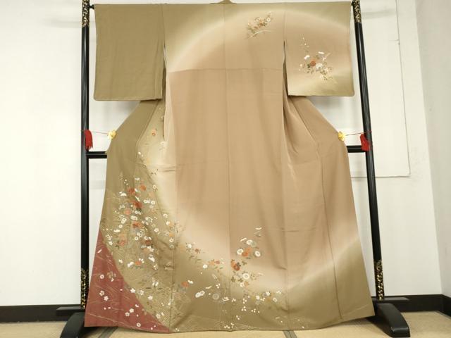 ■■■　サイズ　■■■ 身丈 164cm（肩から） 裄丈 66.5cm 袖丈 52.5cm　縫込み 4cm 袖幅 34.5cm 前幅 24.5cm 後幅 28.5cm 着物縫いこみ 内揚げ 4cm 裄 お袖側 約1cm　身頃側 約3cm ■■■　商品詳細　■■■ 【正絹・未使用】 状態は特に目立ったシミ汚れなどもなく大変良い状態です。 大変上質な逸品になります。 お安く出品致しますので、是非この機会にいかがでしょうか？ ■■■　注意事項　■■■ ■モニター発色の具合により色合いが異なる場合がございます。 ■寸法は多少の誤差が生じる場合がございますのでご了承ください。 ■縫込みの長さが左右非対称の場合は短い部分を記載しております。 左右非対称であってもご返品・お値引き等の保証は出来かねますので、ご了承の上ご購入をお願い致します。 ■シミ等のチェックには注意を払っておりますが、見落としがある場合もございますし、個人の見解も様々ですので神経質な方のご購入はお控えください。 ■箪笥に入っておりました着物や帯なので畳みシワや匂いがあるものもございます。 ■お休みは基本的に土日祝となりますが、その他臨時でお休みする場合がございますのでご了承ください。 ■商品の発送は平日のみの発送となります。 ■夜間と土曜、日曜日はお問い合わせの回答が遅れる場合がございます。 ■当店では、お直し、紋入れ、お手入れ等は承っておりません。 ■生地の状態（ヤケ、経年劣化等）によってはサイズ直しが出来ない場合がございます。 その点もどうかご了承のうえ、ご購入をお願いいたします。 ■弊社で取り扱う商品は一点ものにつき、時期や在庫状況に応じて金額が変更となる場合がございます。 ■検針は行っておりません。予めご了承いただきますようお願いいたします。 ■【洗える着物】と記載のある商品におきましては、商品お届け後に洗濯を行ってしまってからのご返品にはご対応しかねます。 念の為、専門店でのお手入れをお願いいたします。 ■着物のサイズ目安は下記を参考ください↓ ＜女性着物＞　お端折り次第で＋5cm　−1cmが着用可能サイズ 　例）身丈170cmの場合、身長160cm〜175cm ＜男性着物＞　身丈＋約25cm〜27cm程が適応身長 　例）身丈155cmの場合、身長180〜182cm