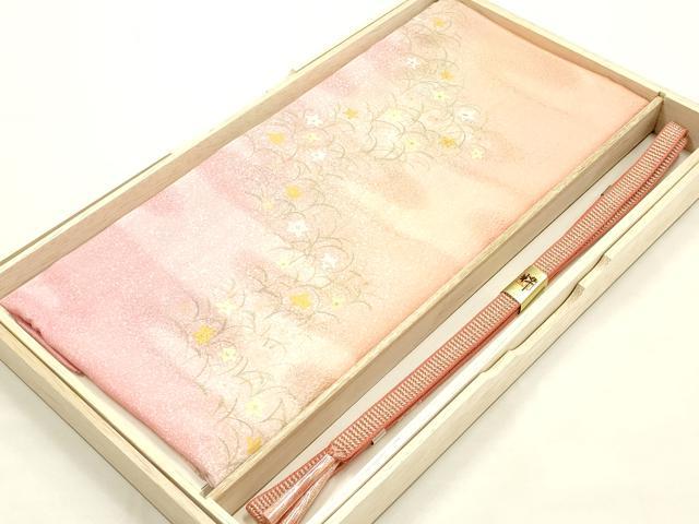 ■■■　サイズ　■■■ %1% ■■■　商品詳細　■■■ 【未使用】 状態は特に目立ったシミ汚れなどもなく大変良い状態です。 大変上質な逸品になります。 お安く出品致しますので、是非この機会にいかがでしょうか？ ■■■　注意事項　■■■ ■モニター発色の具合により色合いが異なる場合がございます。 ■寸法は多少の誤差が生じる場合がございますのでご了承ください。 ■縫込みの長さが左右非対称の場合は短い部分を記載しております。 左右非対称であってもご返品・お値引き等の保証は出来かねますので、ご了承の上ご購入をお願い致します。 ■シミ等のチェックには注意を払っておりますが、見落としがある場合もございますし、個人の見解も様々ですので神経質な方のご購入はお控えください。 ■箪笥に入っておりました着物や帯なので畳みシワや匂いがあるものもございます。 ■お休みは基本的に土日祝となりますが、その他臨時でお休みする場合がございますのでご了承ください。 ■商品の発送は平日のみの発送となります。 ■夜間と土曜、日曜日はお問い合わせの回答が遅れる場合がございます。 ■当店では、お直し、紋入れ、お手入れ等は承っておりません。 ■生地の状態（ヤケ、経年劣化等）によってはサイズ直しが出来ない場合がございます。 その点もどうかご了承のうえ、ご購入をお願いいたします。 ■弊社で取り扱う商品は一点ものにつき、時期や在庫状況に応じて金額が変更となる場合がございます。 ■検針は行っておりません。予めご了承いただきますようお願いいたします。 ■【洗える着物】と記載のある商品におきましては、商品お届け後に洗濯を行ってしまってからのご返品にはご対応しかねます。 念の為、専門店でのお手入れをお願いいたします。 ■着物のサイズ目安は下記を参考ください↓ ＜女性着物＞　お端折り次第で＋5?　−10?が着用可能サイズ 　例）身丈170?の場合、身長160?〜175? ＜男性着物＞　身丈＋約25?〜27?程が適応身長 　例）身丈155?の場合、身長180〜182?