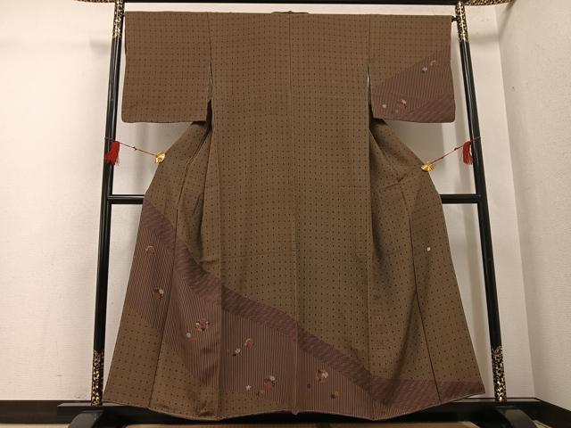 ■■■　サイズ　■■■ 身丈 154cm（肩から） 裄丈 65.5cm 袖丈 47cm　縫込み 3cm 袖幅 32.5cm 前幅 24cm 後幅 30cm 着物縫いこみ 内揚げ 5cm 裄 お袖側 約2cm　身頃側 約0cm ■■■　商品詳細　■■■ 【正絹・未使用】 状態は特に目立ったシミ汚れなどもなく大変良い状態です。 大変上質な逸品になります。 お安く出品致しますので、是非この機会にいかがでしょうか？ ■■■　注意事項　■■■ ■モニター発色の具合により色合いが異なる場合がございます。 ■寸法は多少の誤差が生じる場合がございますのでご了承ください。 ■縫込みの長さが左右非対称の場合は短い部分を記載しております。 左右非対称であってもご返品・お値引き等の保証は出来かねますので、ご了承の上ご購入をお願い致します。 ■シミ等のチェックには注意を払っておりますが、見落としがある場合もございますし、個人の見解も様々ですので神経質な方のご購入はお控えください。 ■箪笥に入っておりました着物や帯なので畳みシワや匂いがあるものもございます。 ■お休みは基本的に土日祝となりますが、その他臨時でお休みする場合がございますのでご了承ください。 ■商品の発送は平日のみの発送となります。 ■夜間と土曜、日曜日はお問い合わせの回答が遅れる場合がございます。 ■当店では、お直し、紋入れ、お手入れ等は承っておりません。 ■生地の状態（ヤケ、経年劣化等）によってはサイズ直しが出来ない場合がございます。 その点もどうかご了承のうえ、ご購入をお願いいたします。 ■弊社で取り扱う商品は一点ものにつき、時期や在庫状況に応じて金額が変更となる場合がございます。 ■検針は行っておりません。予めご了承いただきますようお願いいたします。 ■【洗える着物】と記載のある商品におきましては、商品お届け後に洗濯を行ってしまってからのご返品にはご対応しかねます。 念の為、専門店でのお手入れをお願いいたします。 ■着物のサイズ目安は下記を参考ください↓ ＜女性着物＞　お端折り次第で＋5cm　−1cmが着用可能サイズ 　例）身丈170cmの場合、身長160cm〜175cm ＜男性着物＞　身丈＋約25cm〜27cm程が適応身長 　例）身丈155cmの場合、身長180〜182cm