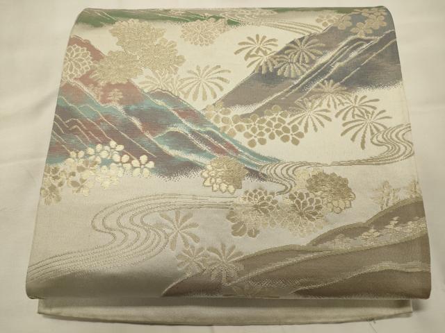 ■■■　サイズ　■■■ 長さ 416cm 幅 30cm程 ■■■　商品詳細　■■■ 【正絹・未仕立て】 詳細に関しましては、画像をご確認ください。 大変上質な逸品になります。 お安く出品致しますので、是非この機会にいかがでしょうか？ ※汚れ等に関しましては、着用時には見えない部分になるかと思いますのであまり気にならずお召になれるかと思います。 ■■■　注意事項　■■■ ■モニター発色の具合により色合いが異なる場合がございます。 ■寸法は多少の誤差が生じる場合がございますのでご了承ください。 ■縫込みの長さが左右非対称の場合は短い部分を記載しております。 左右非対称であってもご返品・お値引き等の保証は出来かねますので、ご了承の上ご購入をお願い致します。 ■シミ等のチェックには注意を払っておりますが、見落としがある場合もございますし、個人の見解も様々ですので神経質な方のご購入はお控えください。 ■箪笥に入っておりました着物や帯なので畳みシワや匂いがあるものもございます。 ■お休みは基本的に土日祝となりますが、その他臨時でお休みする場合がございますのでご了承ください。 ■商品の発送は平日のみの発送となります。 ■夜間と土曜、日曜日はお問い合わせの回答が遅れる場合がございます。 ■当店では、お直し、紋入れ、お手入れ等は承っておりません。 ■生地の状態（ヤケ、経年劣化等）によってはサイズ直しが出来ない場合がございます。 その点もどうかご了承のうえ、ご購入をお願いいたします。 ■弊社で取り扱う商品は一点ものにつき、時期や在庫状況に応じて金額が変更となる場合がございます。 ■検針は行っておりません。予めご了承いただきますようお願いいたします。 ■【洗える着物】と記載のある商品におきましては、商品お届け後に洗濯を行ってしまってからのご返品にはご対応しかねます。 念の為、専門店でのお手入れをお願いいたします。 ■写真に写っている物が全てになります。それ以外の付属品はございませんのでご了承ください。 ■着物のサイズ目安は下記を参考ください↓ ＜女性着物＞　お端折り次第で＋5cm　－1cmが着用可能サイズ 　例）身丈170cmの場合、身長160cm～175cm ＜男性着物＞　身丈＋約25cm～27cm程が適応身長 　例）身丈155cmの場合、身長180～182cm