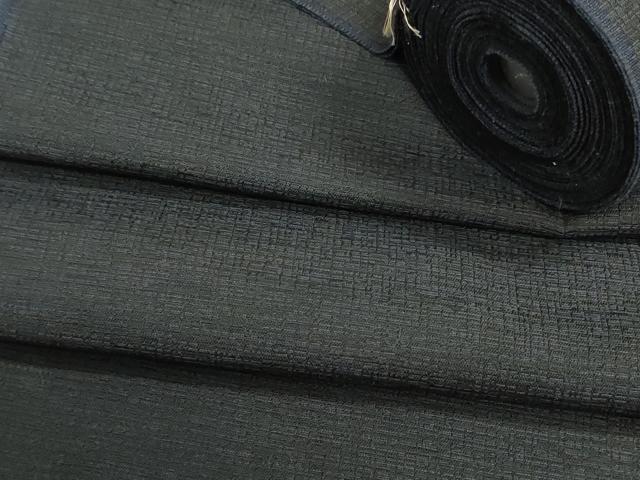 ■■■　サイズ　■■■ 長さ　　着尺分あり 幅　　　約37cm ■■■　商品詳細　■■■ 【ウール・未使用】 状態は接写画像のように表地所々・裏面所々に薄い汚れがございます。 お安く出品致しますので、是非この機会にいかがでしょうか？ ■■■　注意事項　■■■ ■モニター発色の具合により色合いが異なる場合がございます。 ■寸法は多少の誤差が生じる場合がございますのでご了承ください。 ■縫込みの長さが左右非対称の場合は短い部分を記載しております。 左右非対称であってもご返品・お値引き等の保証は出来かねますので、ご了承の上ご購入をお願い致します。 ■シミ等のチェックには注意を払っておりますが、見落としがある場合もございますし、個人の見解も様々ですので神経質な方のご購入はお控えください。 ■箪笥に入っておりました着物や帯なので畳みシワや匂いがあるものもございます。 ■お休みは基本的に土日祝となりますが、その他臨時でお休みする場合がございますのでご了承ください。 ■商品の発送は平日のみの発送となります。 ■夜間と土曜、日曜日はお問い合わせの回答が遅れる場合がございます。 ■当店では、お直し、紋入れ、お手入れ等は承っておりません。 ■生地の状態（ヤケ、経年劣化等）によってはサイズ直しが出来ない場合がございます。 その点もどうかご了承のうえ、ご購入をお願いいたします。 ■弊社で取り扱う商品は一点ものにつき、時期や在庫状況に応じて金額が変更となる場合がございます。 ■検針は行っておりません。予めご了承いただきますようお願いいたします。 ■【洗える着物】と記載のある商品におきましては、商品お届け後に洗濯を行ってしまってからのご返品にはご対応しかねます。 念の為、専門店でのお手入れをお願いいたします。 ■写真に写っている物が全てになります。それ以外の付属品はございませんのでご了承ください。 ■状態に関する写真につきましては、掲載可能な写真枚数に限りがあるため、各箇所につき1枚参考画像を掲載しております。 ■着物のサイズ目安は下記を参考ください↓ ＜女性着物＞　お端折り次第で＋5cm　−1cmが着用可能サイズ 　例）身丈170cmの場合、身長160cm〜175cm ＜男性着物＞　身丈＋約25cm〜27cm程が適応身長 　例）身丈155cmの場合、身長180〜182cm