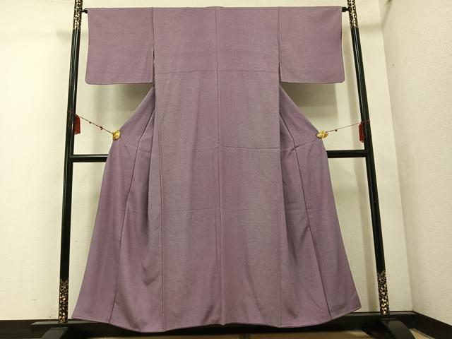 ■■■　サイズ　■■■ 身丈 153.5cm（肩から） 裄丈 64cm 袖丈 41cm　縫込み 4cm 袖幅 32cm 前幅 24.5cm 後幅 30cm 着物縫いこみ 内揚げ 0cm 裄 お袖側 約1cm　身頃側 約2cm ■■■　商品詳細　■■■ 【正絹】 詳細に関しましては、画像を添付しておりますのでそちらをご確認ください。 大変上質な逸品になります。 お安く出品致しますので、是非この機会にいかがでしょうか？ ■■■　注意事項　■■■ ■モニター発色の具合により色合いが異なる場合がございます。 ■寸法は多少の誤差が生じる場合がございますのでご了承ください。 ■縫込みの長さが左右非対称の場合は短い部分を記載しております。 左右非対称であってもご返品・お値引き等の保証は出来かねますので、ご了承の上ご購入をお願い致します。 ■シミ等のチェックには注意を払っておりますが、見落としがある場合もございますし、個人の見解も様々ですので神経質な方のご購入はお控えください。 ■箪笥に入っておりました着物や帯なので畳みシワや匂いがあるものもございます。 ■お休みは基本的に土日祝となりますが、その他臨時でお休みする場合がございますのでご了承ください。 ■商品の発送は平日のみの発送となります。 ■夜間と土曜、日曜日はお問い合わせの回答が遅れる場合がございます。 ■当店では、お直し、紋入れ、お手入れ等は承っておりません。 ■生地の状態（ヤケ、経年劣化等）によってはサイズ直しが出来ない場合がございます。 その点もどうかご了承のうえ、ご購入をお願いいたします。 ■弊社で取り扱う商品は一点ものにつき、時期や在庫状況に応じて金額が変更となる場合がございます。 ■検針は行っておりません。予めご了承いただきますようお願いいたします。 ■【洗える着物】と記載のある商品におきましては、商品お届け後に洗濯を行ってしまってからのご返品にはご対応しかねます。 念の為、専門店でのお手入れをお願いいたします。 ■着物のサイズ目安は下記を参考ください↓ ＜女性着物＞　お端折り次第で＋5cm　−1cmが着用可能サイズ 　例）身丈170cmの場合、身長160cm〜175cm ＜男性着物＞　身丈＋約25cm〜27cm程が適応身長 　例）身丈155cmの場合、身長180〜182cm