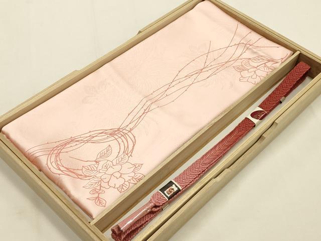 ■■■　サイズ　■■■ %1% ■■■　商品詳細　■■■ 【未使用】 状態は特に目立ったシミ汚れなどもなく大変良い状態です。 大変上質な逸品になります。 お安く出品致しますので、是非この機会にいかがでしょうか？ ■■■　注意事項　■■■ ■モニター発色の具合により色合いが異なる場合がございます。 ■寸法は多少の誤差が生じる場合がございますのでご了承ください。 ■縫込みの長さが左右非対称の場合は短い部分を記載しております。 左右非対称であってもご返品・お値引き等の保証は出来かねますので、ご了承の上ご購入をお願い致します。 ■シミ等のチェックには注意を払っておりますが、見落としがある場合もございますし、個人の見解も様々ですので神経質な方のご購入はお控えください。 ■箪笥に入っておりました着物や帯なので畳みシワや匂いがあるものもございます。 ■お休みは基本的に土日祝となりますが、その他臨時でお休みする場合がございますのでご了承ください。 ■商品の発送は平日のみの発送となります。 ■夜間と土曜、日曜日はお問い合わせの回答が遅れる場合がございます。 ■当店では、お直し、紋入れ、お手入れ等は承っておりません。 ■生地の状態（ヤケ、経年劣化等）によってはサイズ直しが出来ない場合がございます。 その点もどうかご了承のうえ、ご購入をお願いいたします。 ■弊社で取り扱う商品は一点ものにつき、時期や在庫状況に応じて金額が変更となる場合がございます。 ■検針は行っておりません。予めご了承いただきますようお願いいたします。 ■【洗える着物】と記載のある商品におきましては、商品お届け後に洗濯を行ってしまってからのご返品にはご対応しかねます。 念の為、専門店でのお手入れをお願いいたします。 ■着物のサイズ目安は下記を参考ください↓ ＜女性着物＞　お端折り次第で＋5?　−10?が着用可能サイズ 　例）身丈170?の場合、身長160?〜175? ＜男性着物＞　身丈＋約25?〜27?程が適応身長 　例）身丈155?の場合、身長180〜182?