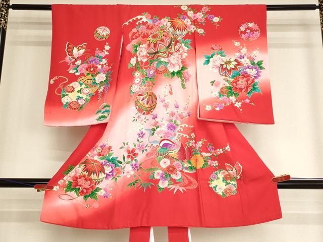 ■■■　サイズ　■■■ 【着物】 身丈 98cm（肩から） 裄丈 46cm 袖丈 57cm ■■■　商品詳細　■■■ 産着【正絹、長襦袢：化繊】の状態は特に目立ったシミ汚れなどもなく大変良い状態です。 大変上質な逸品になります。 お安く出品致しますので、是非この機会にいかがでしょうか？ ※長襦袢は着物とセットになっております。 ■■■　注意事項　■■■ ■モニター発色の具合により色合いが異なる場合がございます。 ■寸法は多少の誤差が生じる場合がございますのでご了承ください。 ■縫込みの長さが左右非対称の場合は短い部分を記載しております。 左右非対称であってもご返品・お値引き等の保証は出来かねますので、ご了承の上ご購入をお願い致します。 ■シミ等のチェックには注意を払っておりますが、見落としがある場合もございますし、個人の見解も様々ですので神経質な方のご購入はお控えください。 ■箪笥に入っておりました着物や帯なので畳みシワや匂いがあるものもございます。 ■お休みは基本的に土日祝となりますが、その他臨時でお休みする場合がございますのでご了承ください。 ■商品の発送は平日のみの発送となります。 ■夜間と土曜、日曜日はお問い合わせの回答が遅れる場合がございます。 ■当店では、お直し、紋入れ、お手入れ等は承っておりません。 ■生地の状態（ヤケ、経年劣化等）によってはサイズ直しが出来ない場合がございます。 その点もどうかご了承のうえ、ご購入をお願いいたします。 ■弊社で取り扱う商品は一点ものにつき、時期や在庫状況に応じて金額が変更となる場合がございます。 ■検針は行っておりません。予めご了承いただきますようお願いいたします。 ■【洗える着物】と記載のある商品におきましては、商品お届け後に洗濯を行ってしまってからのご返品にはご対応しかねます。 念の為、専門店でのお手入れをお願いいたします。 ■写真に写っている物が全てになります。それ以外の付属品はございませんのでご了承ください。 ■状態に関する写真につきましては、掲載可能な写真枚数に限りがあるため、各箇所につき1枚参考画像を掲載しております。 ■着物のサイズ目安は下記を参考ください↓ ＜女性着物＞　お端折り次第で＋5cm　－1cmが着用可能サイズ 　例）身丈170cmの場合、身長160cm～175cm ＜男性着物＞　身丈＋約25cm～27cm程が適応身長 　例）身丈155cmの場合、身長180～182cm