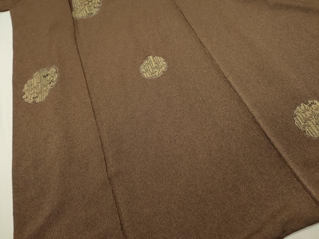 ■■■　サイズ　■■■ 身丈 152cm（肩から） 裄丈 64.5cm 袖丈 47.5cm　縫込み 6cm 袖幅 34cm 前幅 24cm 後幅 28.5cm 着物縫いこみ 内揚げ 8.5cm 裄 お袖側 約3cm　身頃側 約6.5cm ■■■　商品詳細　■■■ 【正絹】 状態は画像を添付しておりますので、そちらをご確認下さいますよう宜しくお願い致します。 大変上質な逸品になります。 お安く出品致しますので、是非この機会にいかがでしょうか？ ■■■　注意事項　■■■ ■モニター発色の具合により色合いが異なる場合がございます。 ■寸法は多少の誤差が生じる場合がございますのでご了承ください。 ■縫込みの長さが左右非対称の場合は短い部分を記載しております。 左右非対称であってもご返品・お値引き等の保証は出来かねますので、ご了承の上ご購入をお願い致します。 ■シミ等のチェックには注意を払っておりますが、見落としがある場合もございますし、個人の見解も様々ですので神経質な方のご購入はお控えください。 ■箪笥に入っておりました着物や帯なので畳みシワや匂いがあるものもございます。 ■お休みは基本的に土日祝となりますが、その他臨時でお休みする場合がございますのでご了承ください。 ■商品の発送は平日のみの発送となります。 ■夜間と土曜、日曜日はお問い合わせの回答が遅れる場合がございます。 ■当店では、お直し、紋入れ、お手入れ等は承っておりません。 ■生地の状態（ヤケ、経年劣化等）によってはサイズ直しが出来ない場合がございます。 その点もどうかご了承のうえ、ご購入をお願いいたします。 ■弊社で取り扱う商品は一点ものにつき、時期や在庫状況に応じて金額が変更となる場合がございます。 ■検針は行っておりません。予めご了承いただきますようお願いいたします。 ■【洗える着物】と記載のある商品におきましては、商品お届け後に洗濯を行ってしまってからのご返品にはご対応しかねます。 念の為、専門店でのお手入れをお願いいたします。 ■着物のサイズ目安は下記を参考ください↓ ＜女性着物＞　お端折り次第で＋5cm　−1cmが着用可能サイズ 　例）身丈170cmの場合、身長160cm〜175cm ＜男性着物＞　身丈＋約25cm〜27cm程が適応身長 　例）身丈155cmの場合、身長180〜182cm