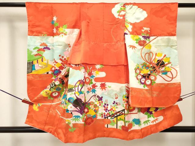 ■■■　サイズ　■■■ 【祝着】 身丈 83cm（肩から） 裄丈 46.5cm（肩上げ　4cm） 袖丈 62cm　縫込み 3.5cm 袖幅 33.5cm 前幅 18.5cm 後幅 25.5cm 着物縫いこみ 内揚げ 0cm （腰上げ　12.5cm） 裄 お袖側 約2cm　身頃側 約0cm ※両袖が約5cm上がっております。 ■■■　商品詳細　■■■ 着物【正絹・重ね衿：取り外し可能】 状態は接写画像のように左袖前に薄い汚れがございますがその他特に目立ったシミ汚れなどもなく大変良い状態です。 大変上質な逸品になります。 お安く出品致しますので、是非この機会にいかがでしょうか？ ■■■　注意事項　■■■ ■モニター発色の具合により色合いが異なる場合がございます。 ■寸法は多少の誤差が生じる場合がございますのでご了承ください。 ■縫込みの長さが左右非対称の場合は短い部分を記載しております。 左右非対称であってもご返品・お値引き等の保証は出来かねますので、ご了承の上ご購入をお願い致します。 ■シミ等のチェックには注意を払っておりますが、見落としがある場合もございますし、個人の見解も様々ですので神経質な方のご購入はお控えください。 ■箪笥に入っておりました着物や帯なので畳みシワや匂いがあるものもございます。 ■お休みは基本的に土日祝となりますが、その他臨時でお休みする場合がございますのでご了承ください。 ■商品の発送は平日のみの発送となります。 ■夜間と土曜、日曜日はお問い合わせの回答が遅れる場合がございます。 ■当店では、お直し、紋入れ、お手入れ等は承っておりません。 ■生地の状態（ヤケ、経年劣化等）によってはサイズ直しが出来ない場合がございます。 その点もどうかご了承のうえ、ご購入をお願いいたします。 ■弊社で取り扱う商品は一点ものにつき、時期や在庫状況に応じて金額が変更となる場合がございます。 ■検針は行っておりません。予めご了承いただきますようお願いいたします。 ■【洗える着物】と記載のある商品におきましては、商品お届け後に洗濯を行ってしまってからのご返品にはご対応しかねます。 念の為、専門店でのお手入れをお願いいたします。 ■写真に写っている物が全てになります。それ以外の付属品はございませんのでご了承ください。 ■状態に関する写真につきましては、掲載可能な写真枚数に限りがあるため、各箇所につき1枚参考画像を掲載しております。 ■着物のサイズ目安は下記を参考ください↓ ＜女性着物＞　お端折り次第で＋5cm　－1cmが着用可能サイズ 　例）身丈170cmの場合、身長160cm～175cm ＜男性着物＞　身丈＋約25cm～27cm程が適応身長 　例）身丈155cmの場合、身長180～182cm