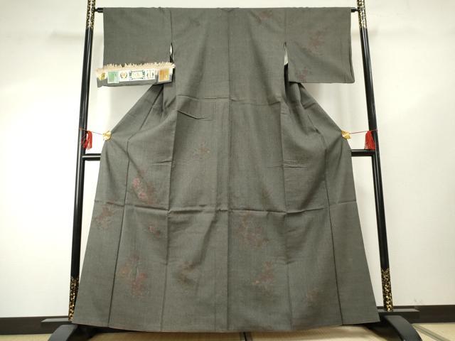 ■■■　サイズ　■■■ 身丈 159.5cm（肩から） 裄丈 64cm 袖丈 45.5cm　縫込み 8.5cm 袖幅 34cm 前幅 22.5cm 後幅 28.5cm 着物縫いこみ 内揚げ 1cm 裄 お袖側 約1cm　身頃側 約5cm ■■■　商品詳細　■■■ 【正絹】 状態は接写画像のように衿山に薄い汚れがございますが その他特に目立ったシミ汚れなどもなく大変良い状態です。 着物は人とともに、またそれ以上に永くある、生きた証となるようなもの。 その重みを負えるほどの「もの」はあまり多くはありません。 本場結城紬は、そうした数すくないもののひとつです。 「三代着て味が出る」といわれる紬の最高峰「結城」は、 茨城県や栃木県が主な生産地で、軽くてふんわり暖かく 身体を包み込んでくれるような布地と、独特の風合いが魅力的な絹織物です。 大変上質な逸品になります。 お安く出品致しますので、是非この機会にいかがでしょうか？ ■■■　注意事項　■■■ ■モニター発色の具合により色合いが異なる場合がございます。 ■寸法は多少の誤差が生じる場合がございますのでご了承ください。 ■縫込みの長さが左右非対称の場合は短い部分を記載しております。 左右非対称であってもご返品・お値引き等の保証は出来かねますので、ご了承の上ご購入をお願い致します。 ■シミ等のチェックには注意を払っておりますが、見落としがある場合もございますし、個人の見解も様々ですので神経質な方のご購入はお控えください。 ■箪笥に入っておりました着物や帯なので畳みシワや匂いがあるものもございます。 ■お休みは基本的に土日祝となりますが、その他臨時でお休みする場合がございますのでご了承ください。 ■商品の発送は平日のみの発送となります。 ■夜間と土曜、日曜日はお問い合わせの回答が遅れる場合がございます。 ■当店では、お直し、紋入れ、お手入れ等は承っておりません。 ■生地の状態（ヤケ、経年劣化等）によってはサイズ直しが出来ない場合がございます。 その点もどうかご了承のうえ、ご購入をお願いいたします。 ■弊社で取り扱う商品は一点ものにつき、時期や在庫状況に応じて金額が変更となる場合がございます。 ■検針は行っておりません。予めご了承いただきますようお願いいたします。 ■【洗える着物】と記載のある商品におきましては、商品お届け後に洗濯を行ってしまってからのご返品にはご対応しかねます。 念の為、専門店でのお手入れをお願いいたします。 ■着物のサイズ目安は下記を参考ください↓ ＜女性着物＞　お端折り次第で＋5cm　−1cmが着用可能サイズ 　例）身丈170cmの場合、身長160cm〜175cm ＜男性着物＞　身丈＋約25cm〜27cm程が適応身長 　例）身丈155cmの場合、身長180〜182cm