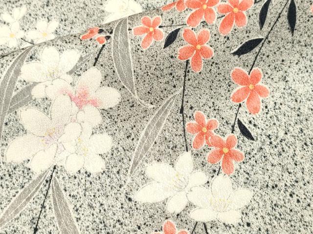 ■■■　サイズ　■■■ 身丈 160cm（肩から） 裄丈 64cm 袖丈 48cm　縫込み 4cm 袖幅 33cm 前幅 23cm 後幅 28cm 着物縫いこみ 内揚げ 4cm 裄 お袖側 約0cm　身頃側 約2cm ■■■　商品詳細　■■■ 【正絹】 状態は特に目立ったシミ汚れなどもなく大変良い状態です。 大変上質な逸品になります。 お安く出品致しますので、是非この機会にいかがでしょうか？ ■■■　注意事項　■■■ ■モニター発色の具合により色合いが異なる場合がございます。 ■寸法は多少の誤差が生じる場合がございますのでご了承ください。 ■縫込みの長さが左右非対称の場合は短い部分を記載しております。 左右非対称であってもご返品・お値引き等の保証は出来かねますので、ご了承の上ご購入をお願い致します。 ■シミ等のチェックには注意を払っておりますが、見落としがある場合もございますし、個人の見解も様々ですので神経質な方のご購入はお控えください。 ■箪笥に入っておりました着物や帯なので畳みシワや匂いがあるものもございます。 ■お休みは基本的に土日祝となりますが、その他臨時でお休みする場合がございますのでご了承ください。 ■商品の発送は平日のみの発送となります。 ■夜間と土曜、日曜日はお問い合わせの回答が遅れる場合がございます。 ■当店では、お直し、紋入れ、お手入れ等は承っておりません。 ■生地の状態（ヤケ、経年劣化等）によってはサイズ直しが出来ない場合がございます。 その点もどうかご了承のうえ、ご購入をお願いいたします。 ■弊社で取り扱う商品は一点ものにつき、時期や在庫状況に応じて金額が変更となる場合がございます。 ■検針は行っておりません。予めご了承いただきますようお願いいたします。 ■【洗える着物】と記載のある商品におきましては、商品お届け後に洗濯を行ってしまってからのご返品にはご対応しかねます。 念の為、専門店でのお手入れをお願いいたします。 ■写真に写っている物が全てになります。それ以外の付属品はございませんのでご了承ください。 ■状態に関する写真につきましては、掲載可能な写真枚数に限りがあるため、各箇所につき1枚参考画像を掲載しております。 ■着物のサイズ目安は下記を参考ください↓ ＜女性着物＞　お端折り次第で＋5cm　−1cmが着用可能サイズ 　例）身丈170cmの場合、身長160cm〜175cm ＜男性着物＞　身丈＋約25cm〜27cm程が適応身長 　例）身丈155cmの場合、身長180〜182cm