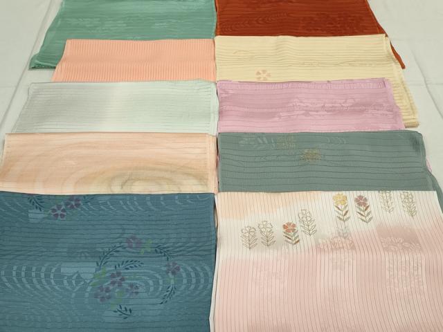 ■■■　商品詳細　■■■ 【正絹】 状態は特に目立ったシミ汚れなどもなく大変良い状態です。 大変上質な逸品になります。 お安く出品致しますので、是非この機会にいかがでしょうか？ ■■■　注意事項　■■■ ■モニター発色の具合により色合いが異なる場合がございます。 ■寸法は多少の誤差が生じる場合がございますのでご了承ください。 ■シミ等のチェックには注意を払っておりますが、見落としがある場合もございますし、個人の見解も様々ですので神経質な方のご購入はお控えください。 ■箪笥に入っておりました着物や帯なので畳みシワや匂いがあるものもございます。 ■お休みは基本的に土日祝となりますが、その他臨時でお休みする場合がございますのでご了承ください。 ■商品の発送は平日のみの発送となります。 ■夜間と土曜、日曜日はお問い合わせの回答が遅れる場合がございます。 ■当店では、お直し、紋入れ、お手入れ等は承っておりません。 ■生地の状態（ヤケ、経年劣化等）によってはサイズ直しが出来ない場合がございます。 その点もどうかご了承のうえ、ご購入をお願いいたします。 ■着物のサイズ目安は下記を参考ください↓ ＜女性着物＞　身長-10cm+5cmが着用可能サイズ(お端折り次第) 　例）身長160cmの方→着物身丈150cm〜165cm ＜男性着物＞　身長-27cm ±5cmが着用可能サイズ 　例）身長170cmの方→着物身丈138cm〜148cm