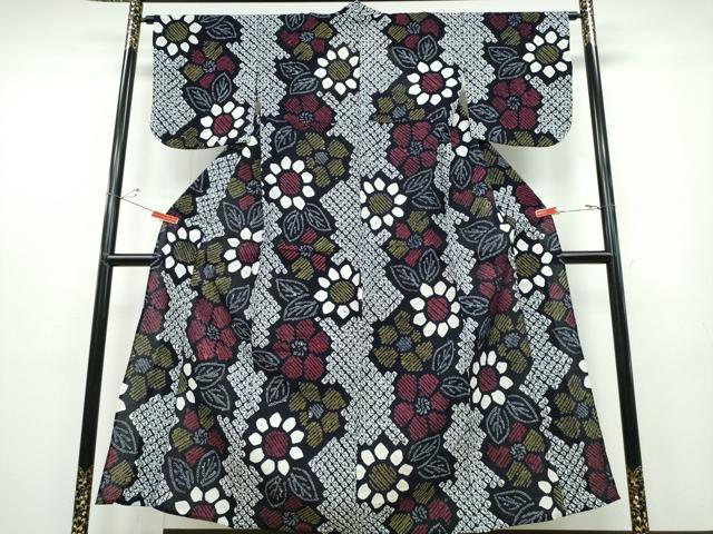 ■■■　サイズ　■■■ 身丈 155cm（肩から） 裄丈 65.5cm 袖丈 44.5cm　縫込み 1cm 袖幅 33.5cm 前幅 23.5cm 後幅 31.5cm 着物縫いこみ 内揚げ 0cm 裄 お袖側 約1cm　身頃側 約0cm ■■■　商品詳細　■■■ 【綿】 状態は接写画像のように白場所々に有松絞り特有のシミがございますが その他特に目立ったシミ汚れなどもなく大変良い状態です。 人気の高い“有松鳴海絞り”の浴衣でございます。 “鳴海絞り”ならではの表情を生み出す立体感と 淡いぼかしで息を吹き込まれ、 今にも動き出しそうな迫力を放っております。 夏祭りや花火大会、これから増えるイベントに連れ立って、 より夏をお楽しみ下さいませ。 大変上質な逸品になります。 お安く出品致しますので、是非この機会にいかがでしょうか？ ■■■　注意事項　■■■ ■モニター発色の具合により色合いが異なる場合がございます。 ■寸法は多少の誤差が生じる場合がございますのでご了承ください。 ■縫込みの長さが左右非対称の場合は短い部分を記載しております。 左右非対称であってもご返品・お値引き等の保証は出来かねますので、ご了承の上ご購入をお願い致します。 ■シミ等のチェックには注意を払っておりますが、見落としがある場合もございますし、個人の見解も様々ですので神経質な方のご購入はお控えください。 ■箪笥に入っておりました着物や帯なので畳みシワや匂いがあるものもございます。 ■お休みは基本的に土日祝となりますが、その他臨時でお休みする場合がございますのでご了承ください。 ■商品の発送は平日のみの発送となります。 ■夜間と土曜、日曜日はお問い合わせの回答が遅れる場合がございます。 ■当店では、お直し、紋入れ、お手入れ等は承っておりません。 ■生地の状態（ヤケ、経年劣化等）によってはサイズ直しが出来ない場合がございます。 その点もどうかご了承のうえ、ご購入をお願いいたします。 ■弊社で取り扱う商品は一点ものにつき、時期や在庫状況に応じて金額が変更となる場合がございます。 ■検針は行っておりません。予めご了承いただきますようお願いいたします。 ■【洗える着物】と記載のある商品におきましては、商品お届け後に洗濯を行ってしまってからのご返品にはご対応しかねます。 念の為、専門店でのお手入れをお願いいたします。 ■着物のサイズ目安は下記を参考ください↓ ＜女性着物＞　お端折り次第で＋5cm　−1cmが着用可能サイズ 　例）身丈170cmの場合、身長160cm〜175cm ＜男性着物＞　身丈＋約25cm〜27cm程が適応身長 　例）身丈155cmの場合、身長180〜182cm
