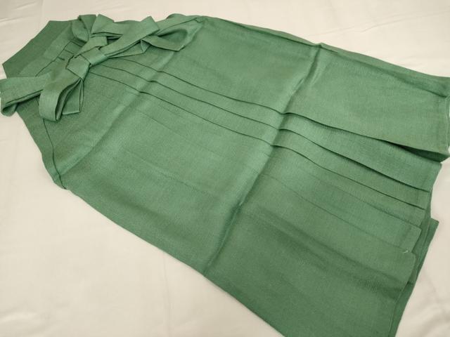 ■■■　サイズ　■■■ 【袴】 紐下　約　63.5cm ■■■　商品詳細　■■■ 袴【正絹】の状態は特に目立ったシミ汚れなどもなく大変良い状態です。 大変上質な逸品になります。 お安く出品致しますので、是非この機会にいかがでしょうか？ ■■■　注意事項　■■■ ■モニター発色の具合により色合いが異なる場合がございます。 ■寸法は多少の誤差が生じる場合がございますのでご了承ください。 ■縫込みの長さが左右非対称の場合は短い部分を記載しております。 左右非対称であってもご返品・お値引き等の保証は出来かねますので、ご了承の上ご購入をお願い致します。 ■シミ等のチェックには注意を払っておりますが、見落としがある場合もございますし、個人の見解も様々ですので神経質な方のご購入はお控えください。 ■箪笥に入っておりました着物や帯なので畳みシワや匂いがあるものもございます。 ■お休みは基本的に土日祝となりますが、その他臨時でお休みする場合がございますのでご了承ください。 ■商品の発送は平日のみの発送となります。 ■夜間と土曜、日曜日はお問い合わせの回答が遅れる場合がございます。 ■当店では、お直し、紋入れ、お手入れ等は承っておりません。 ■生地の状態（ヤケ、経年劣化等）によってはサイズ直しが出来ない場合がございます。 その点もどうかご了承のうえ、ご購入をお願いいたします。 ■弊社で取り扱う商品は一点ものにつき、時期や在庫状況に応じて金額が変更となる場合がございます。 ■検針は行っておりません。予めご了承いただきますようお願いいたします。 ■【洗える着物】と記載のある商品におきましては、商品お届け後に洗濯を行ってしまってからのご返品にはご対応しかねます。 念の為、専門店でのお手入れをお願いいたします。 ■着物のサイズ目安は下記を参考ください↓ ＜女性着物＞　お端折り次第で＋5cm　−1cmが着用可能サイズ 　例）身丈170cmの場合、身長160cm〜175cm ＜男性着物＞　身丈＋約25cm〜27cm程が適応身長 　例）身丈155cmの場合、身長180〜182cm